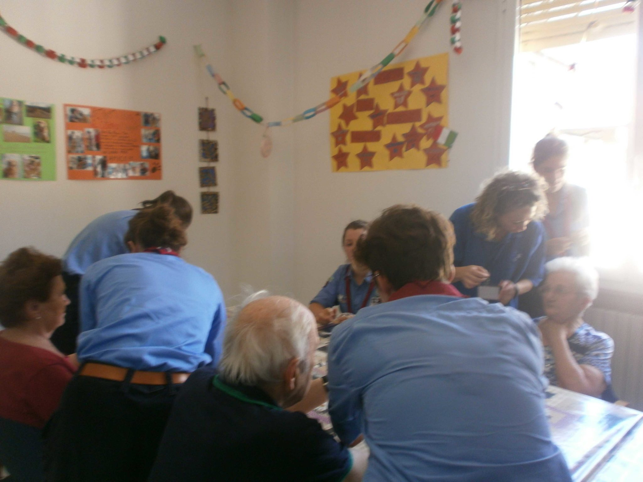 Un'immagine che ritrae capelli, maglietta, braccio, camicia e jeans.