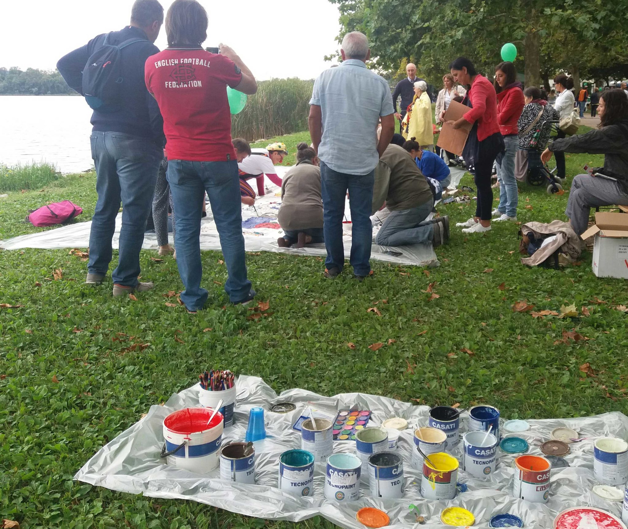 Un'immagine che ritrae ricreazione, comunità, tempo libero, prato e plastica.
