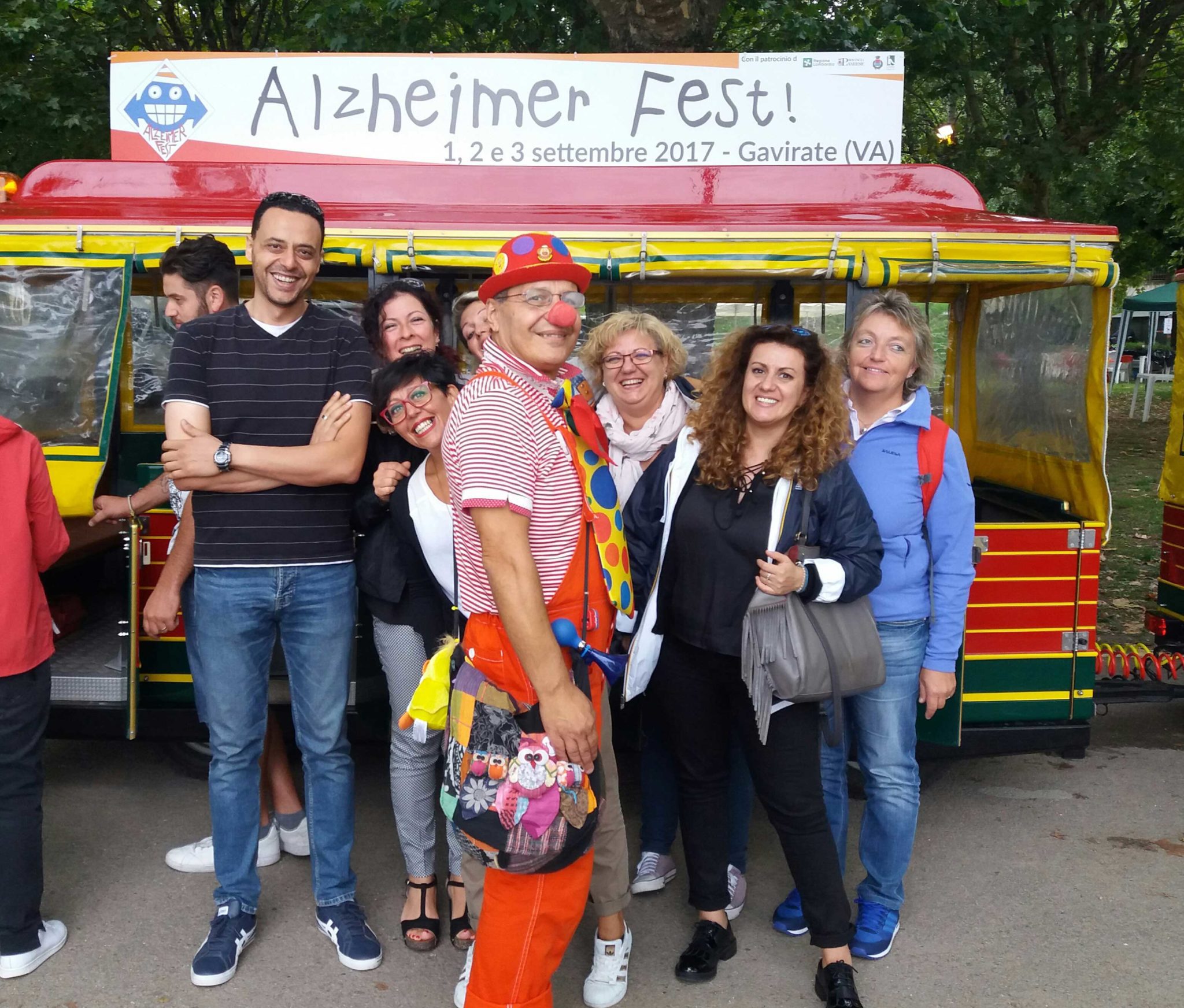 Un'immagine che ritrae sorriso, divertimento, tempo libero, veicolo commerciale e autobus.