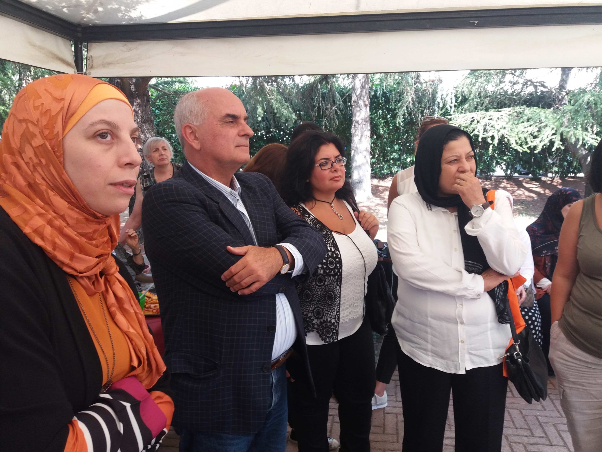 Un'immagine che ritrae persone, capispalla, giacca, gruppo sociale e comunità.