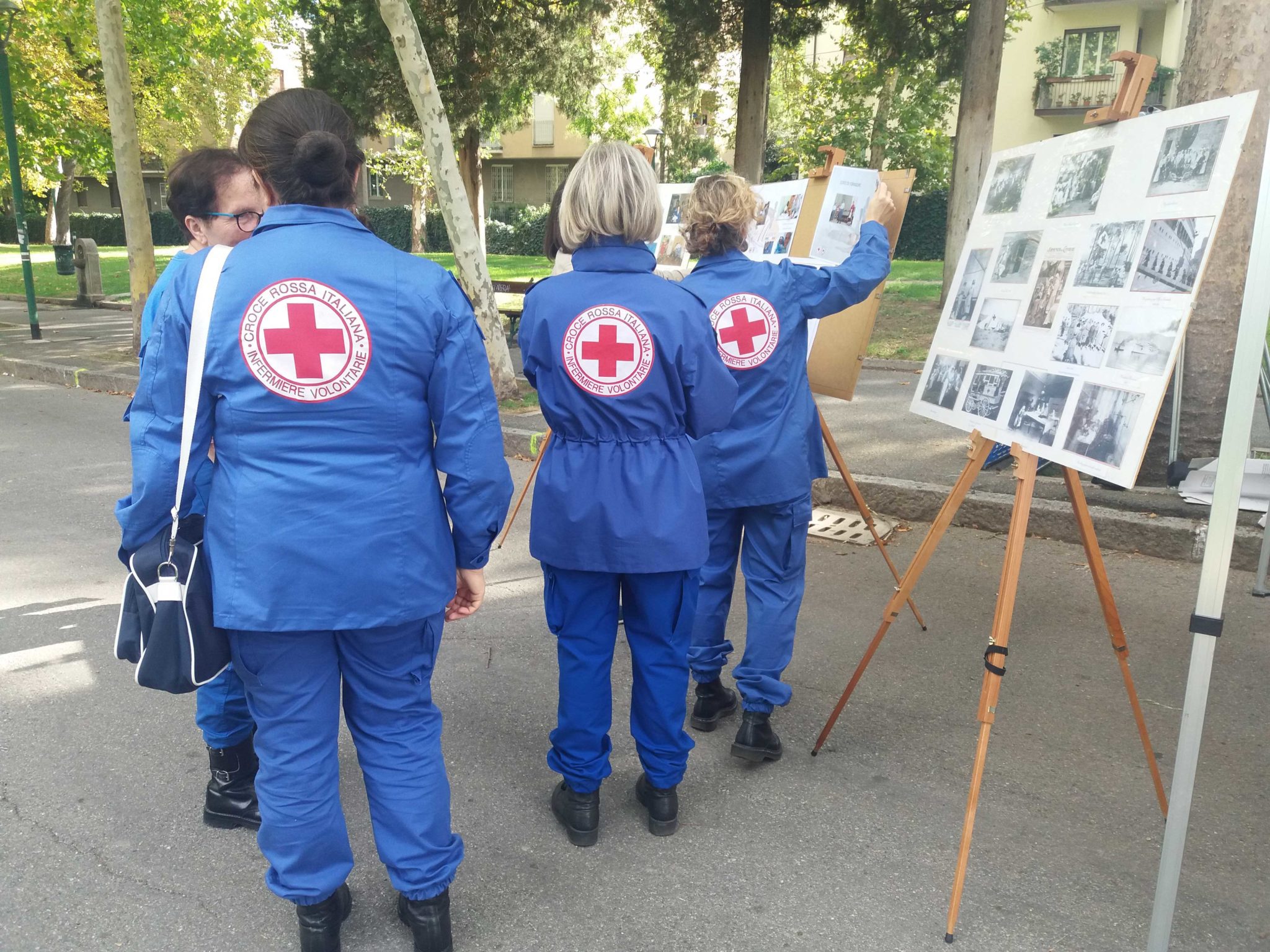 Un'immagine che ritrae uniforme, attraverso e croce rossa americana.