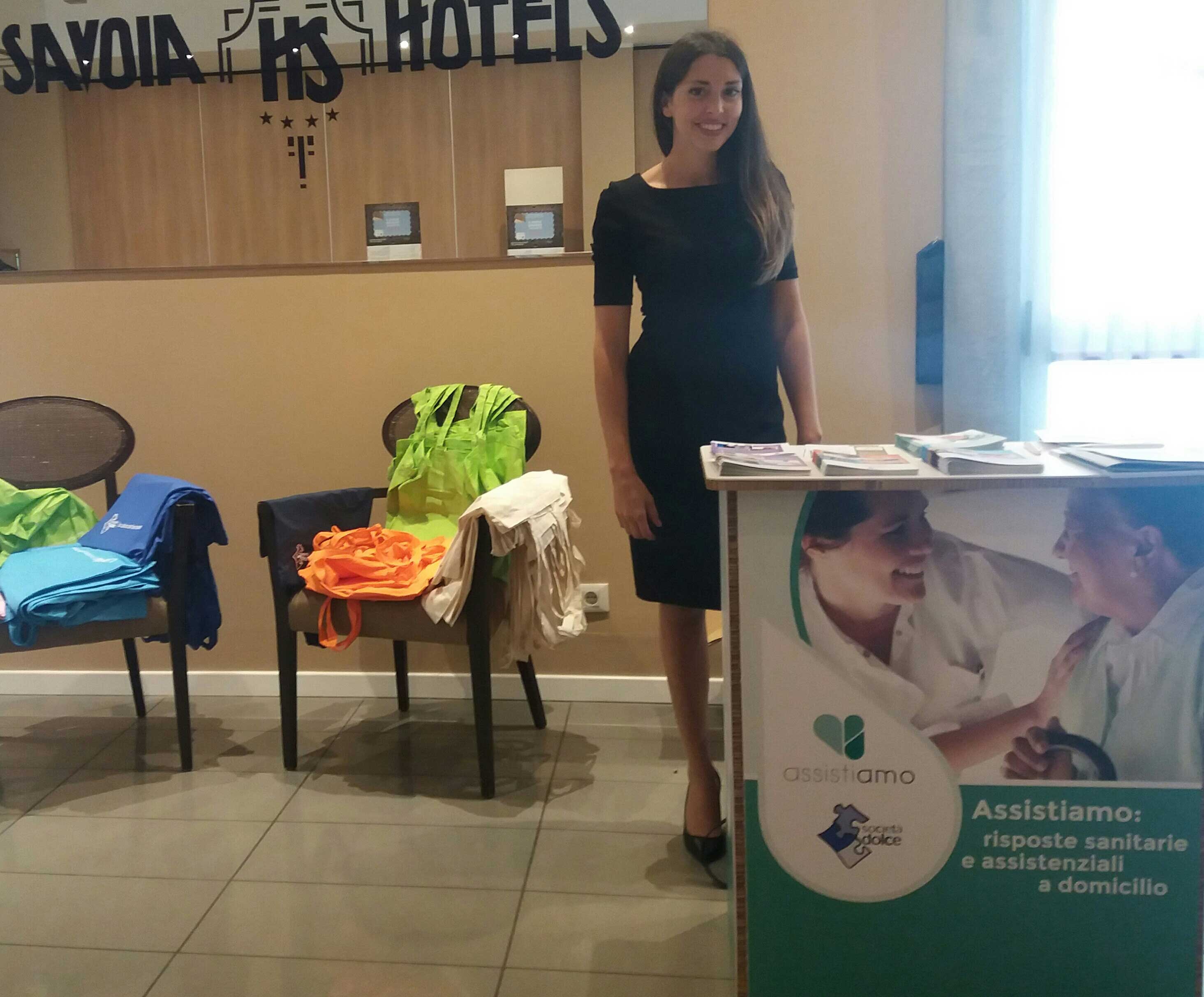 Un'immagine che ritrae sorriso, sedia, pulizia e pavimenti in legno.