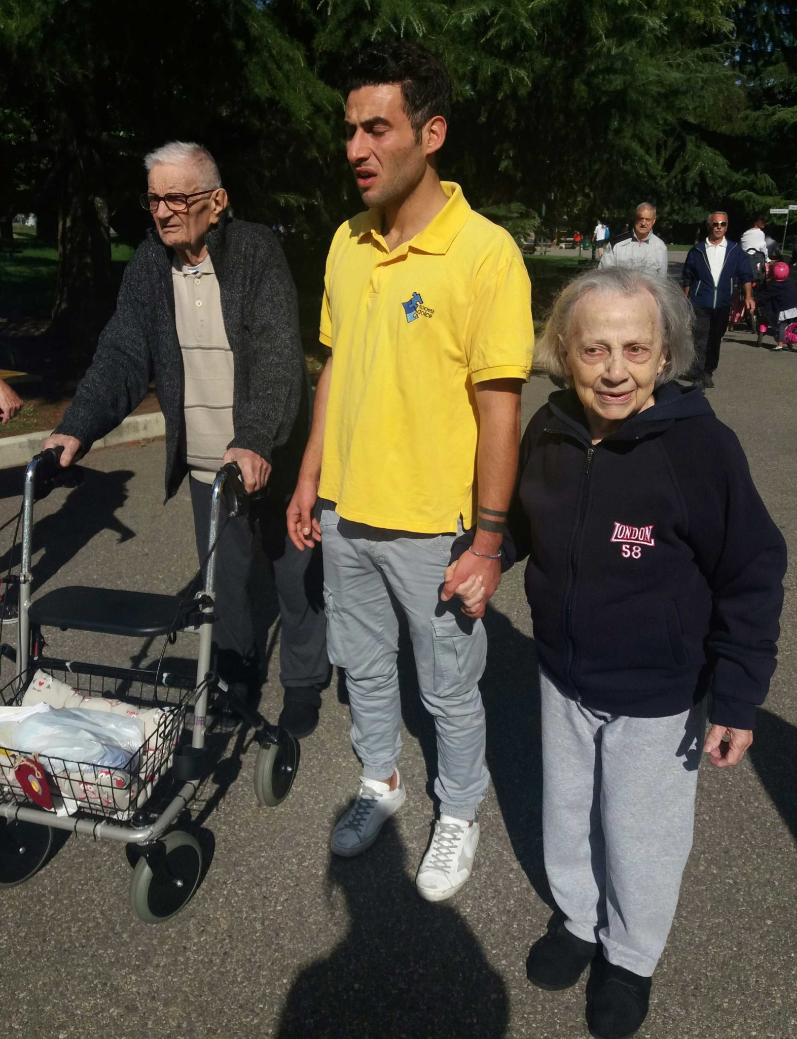 Un'immagine che ritrae sorriso, tempo libero, ricreazione, sedia a rotelle e bagagli e borse.