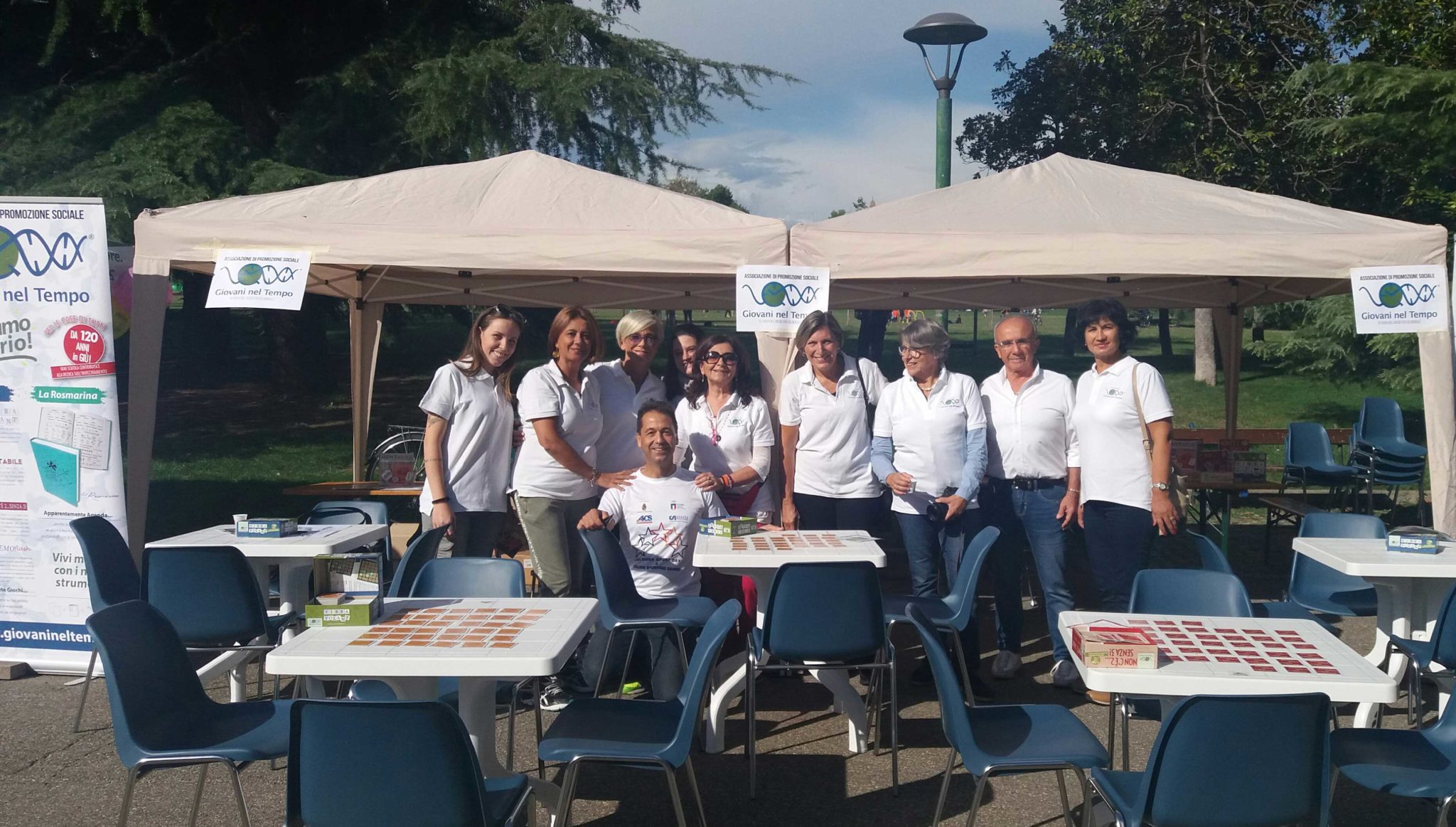Un'immagine che ritrae mobilia, camicia, tavolo, comunità e jeans.