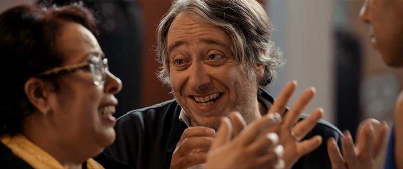 Un'immagine che ritrae espressione facciale, grinza, felicità, gesto e udito.