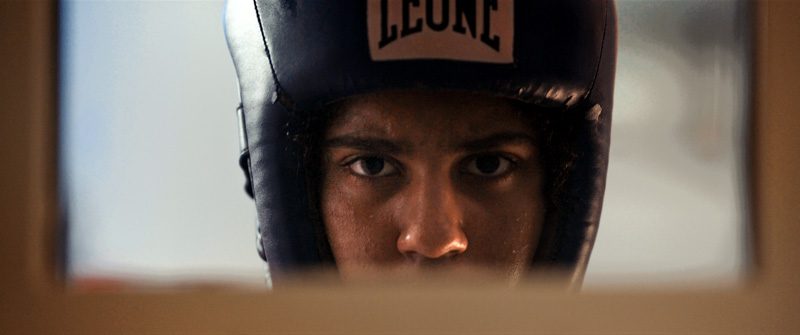 Un'immagine che ritrae boxe, attrezzatura da boxe, dispositivi di protezione nello sport, sport da combattimento e sport da combattimento.