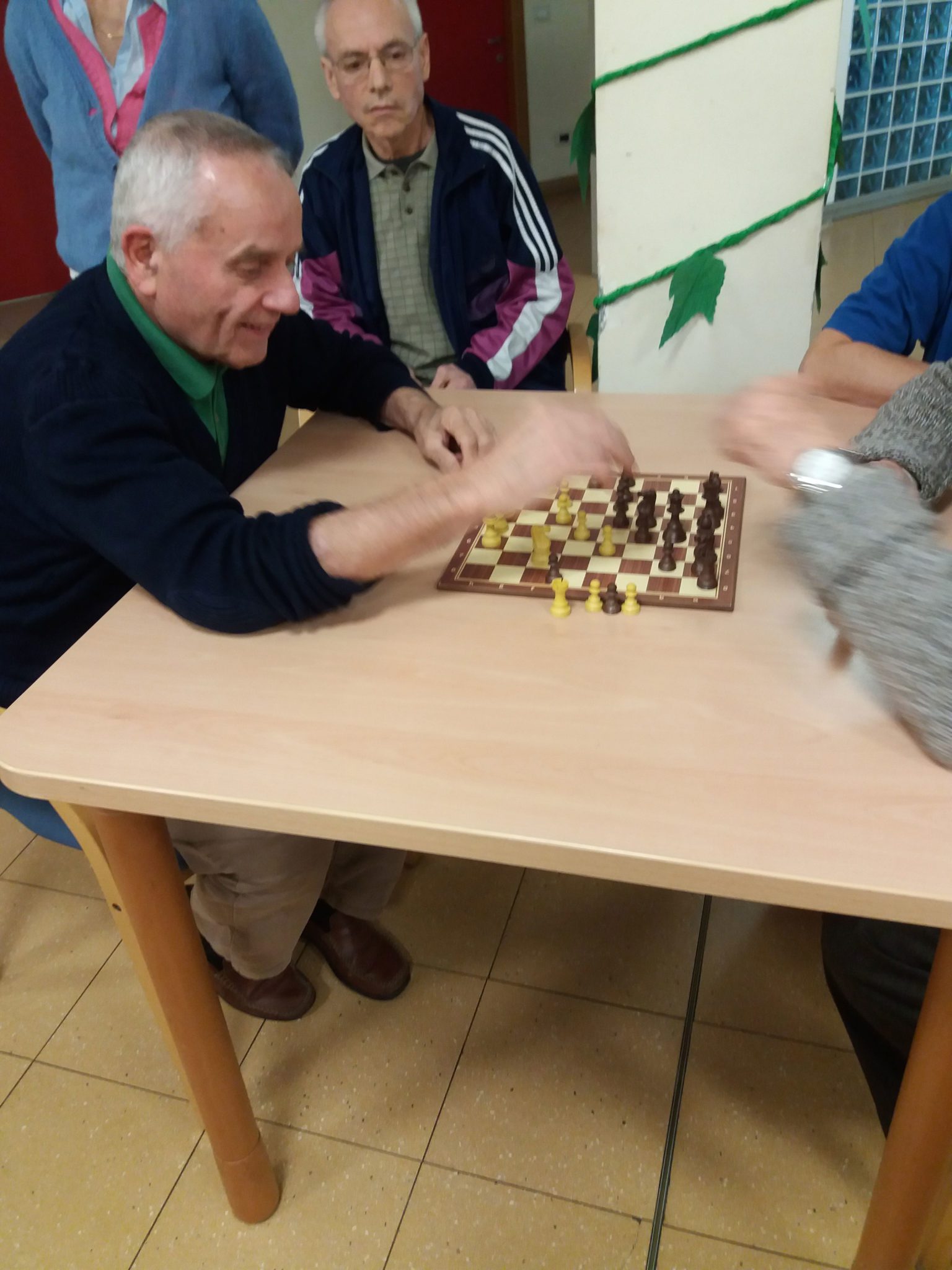 Un'immagine che ritrae mobilia, giochi e sport al coperto, legna, tavolo e gioco da tavolo.