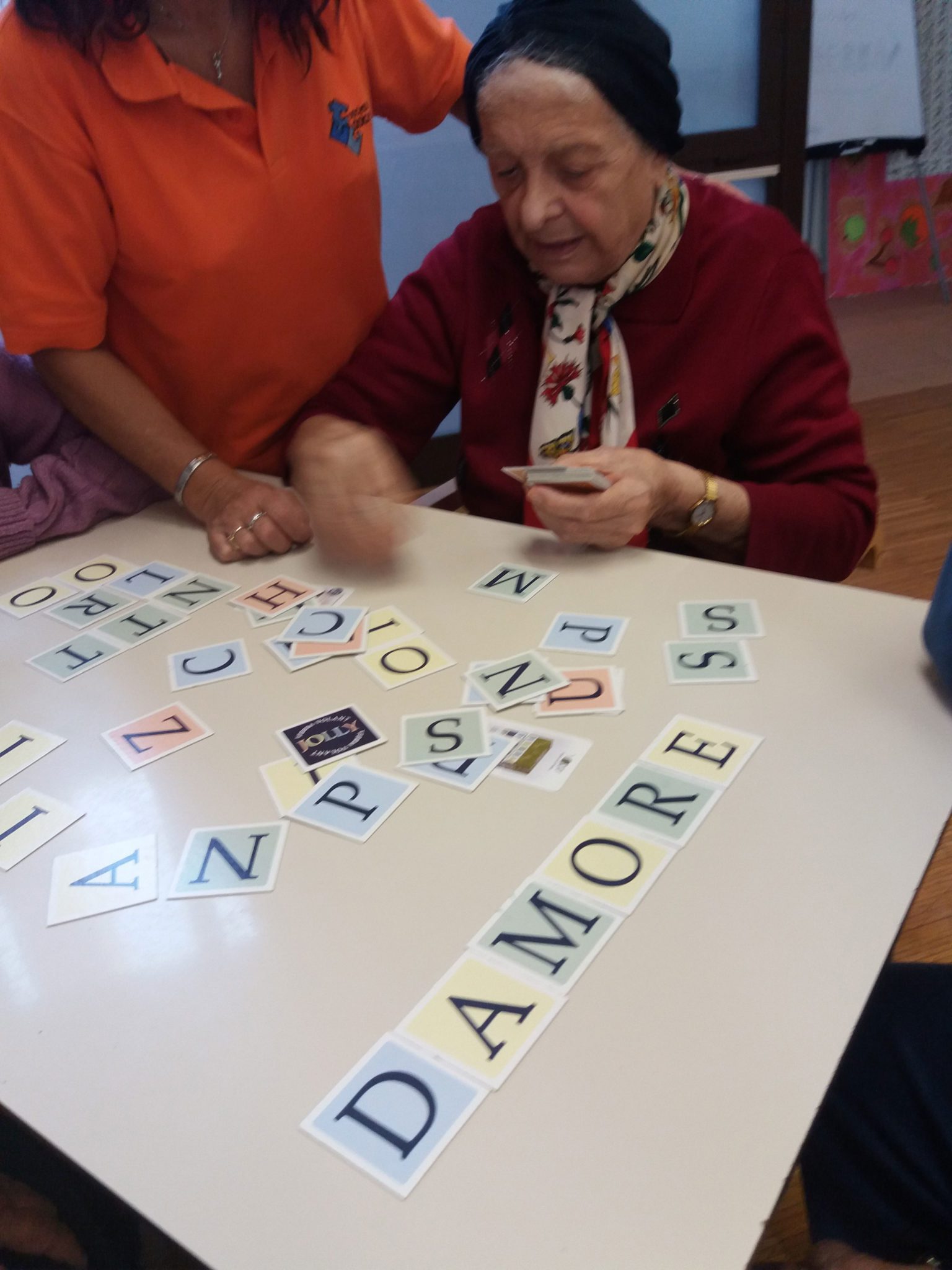 Un'immagine che ritrae mobilia, tavolo, sedia e scrivania.