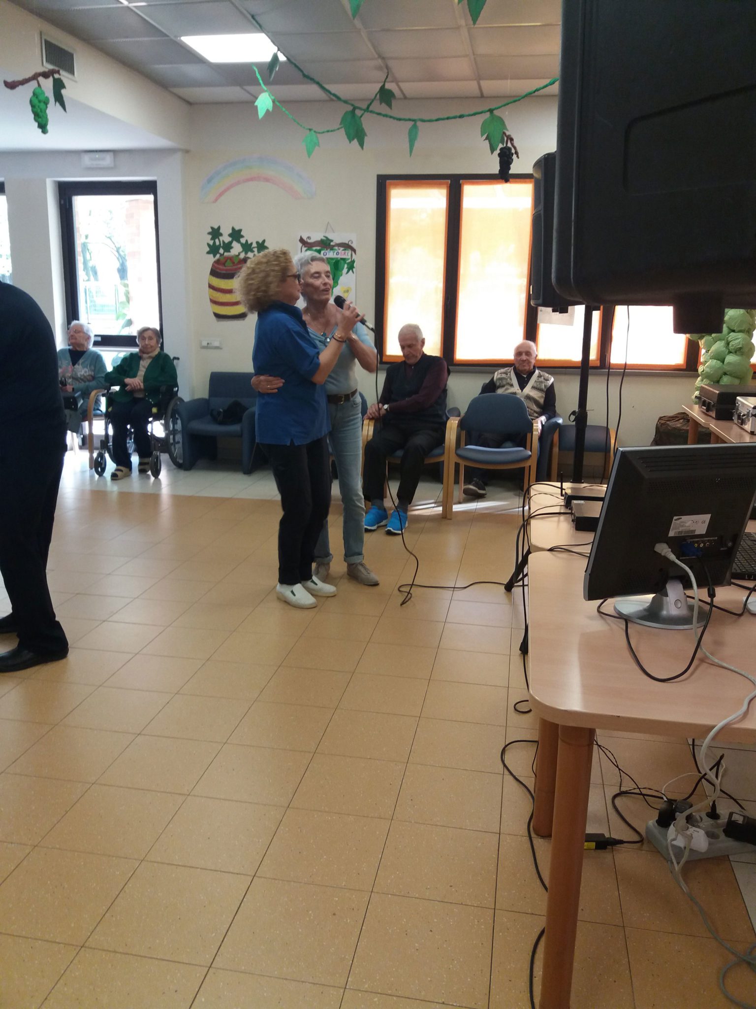 Un'immagine che ritrae mobilia, sedia, conversazione, sala e pianta da appartamento.