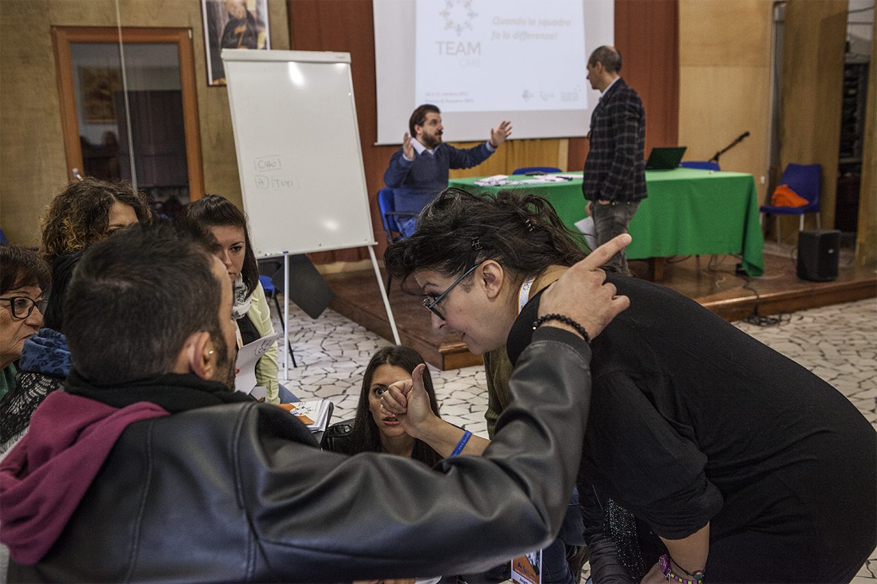 Un'immagine che ritrae capelli, braccio, capispalla, pantaloni e jeans.