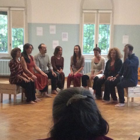 Un'immagine che ritrae pantaloni, gamba, pavimentazione, pavimento e conversazione.