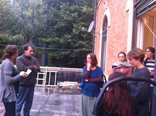 Un'immagine che ritrae comunità, jeans, denim, tempo libero e mattone.