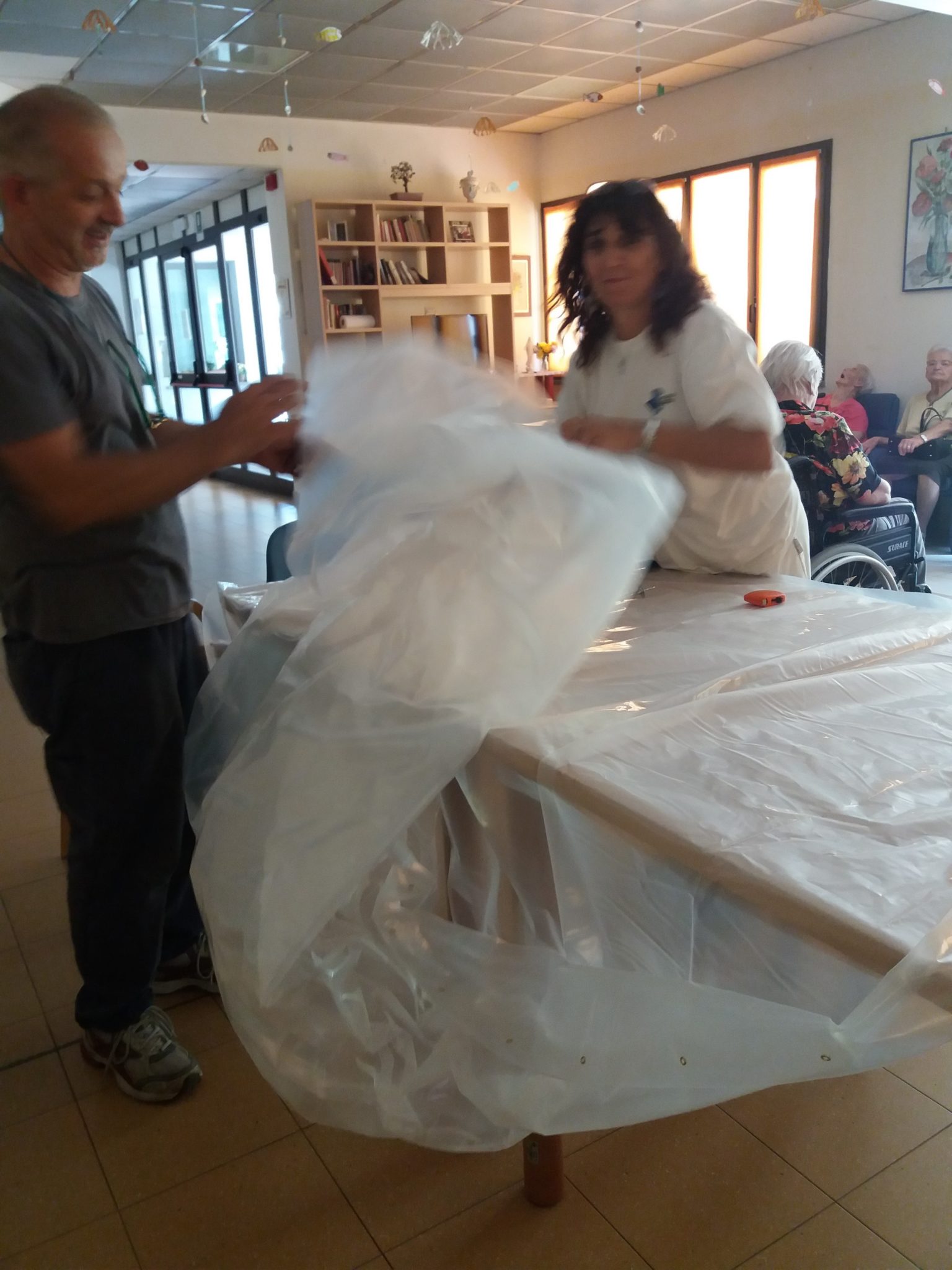 Un'immagine che ritrae pavimentazione, pavimento, abiti da sposa, abito da sposa e abito.