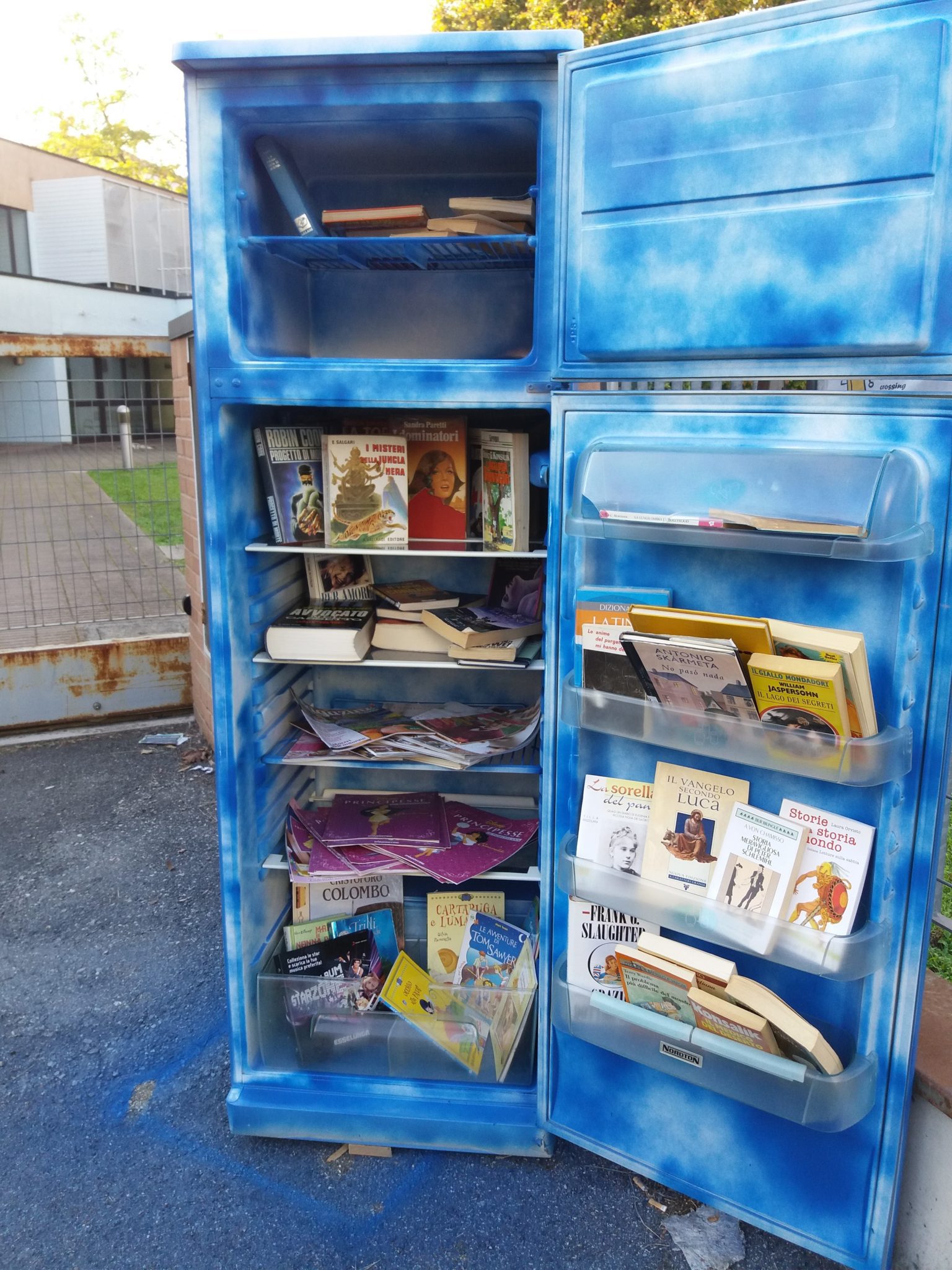 Un'immagine che ritrae plastica, macchina, scaffalature, mensola e elettrodomestico principale.
