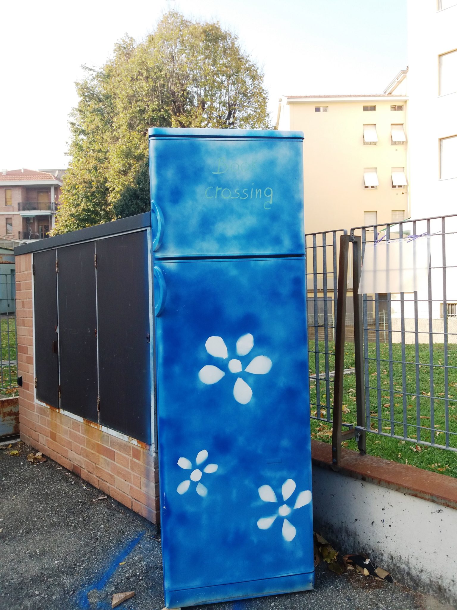 Un'immagine che ritrae blu, materiale composito, metallo, colore e marciapiede.
