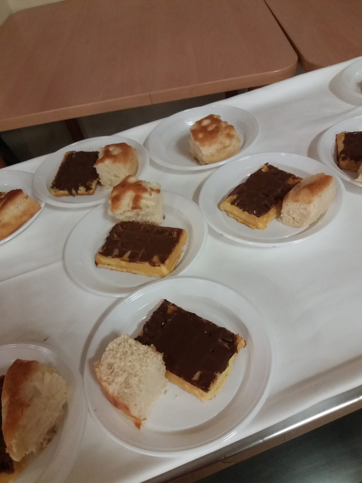 Un'immagine che ritrae cibo, ingrediente, stoviglie, torta e dessert.