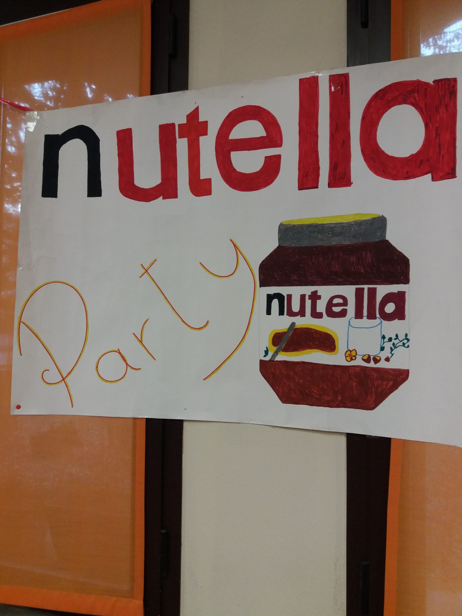 Un'immagine che ritrae grafia e bandiera.