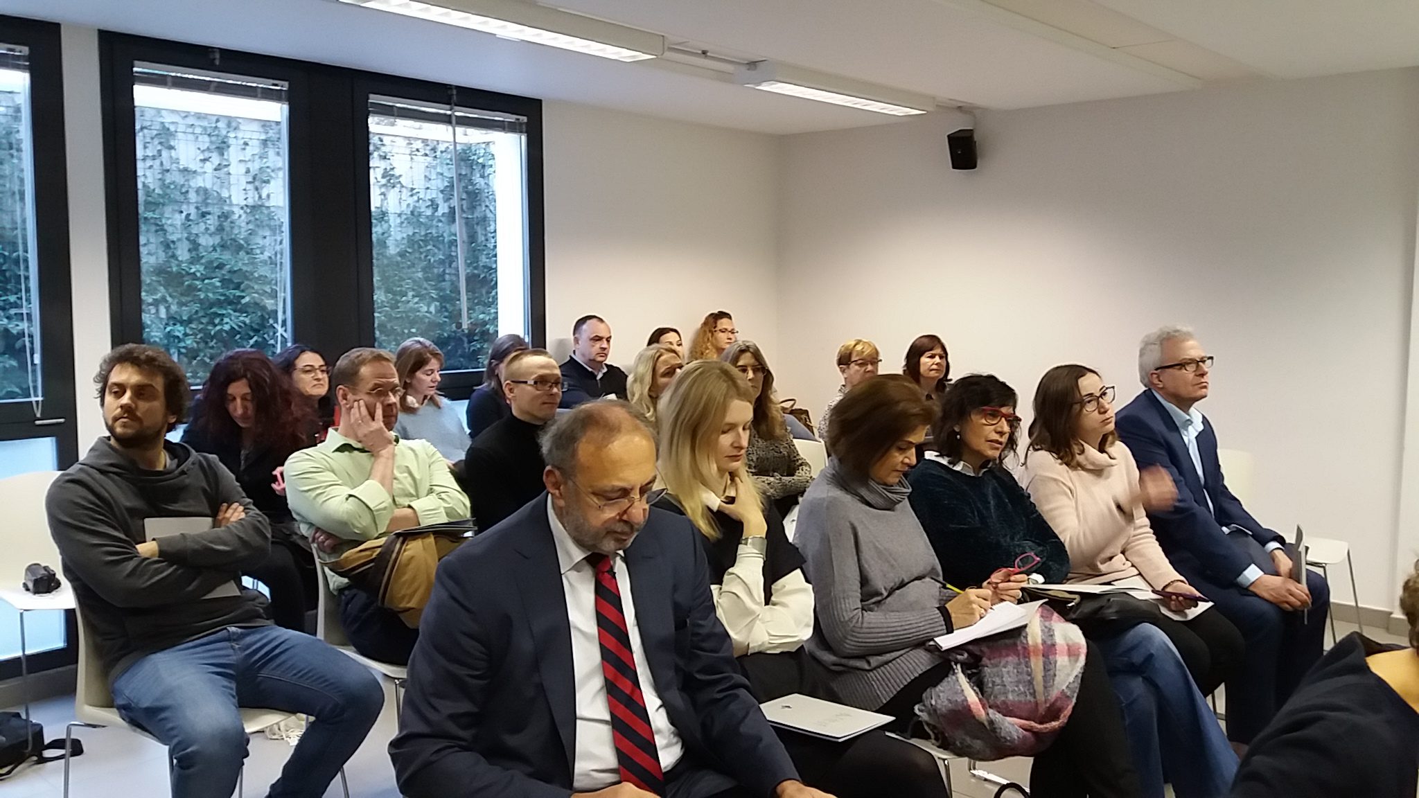 Un'immagine che ritrae capelli, capispalla, camicia, gruppo sociale e abito.