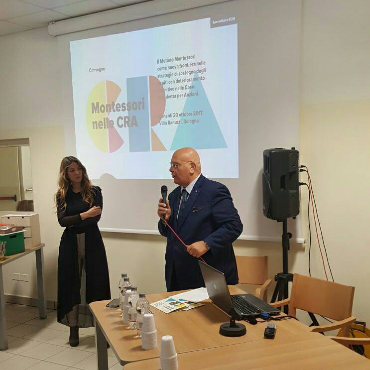 Un'immagine che ritrae mobilia, dispositivo elettronico, capispalla, cappotto e abito.