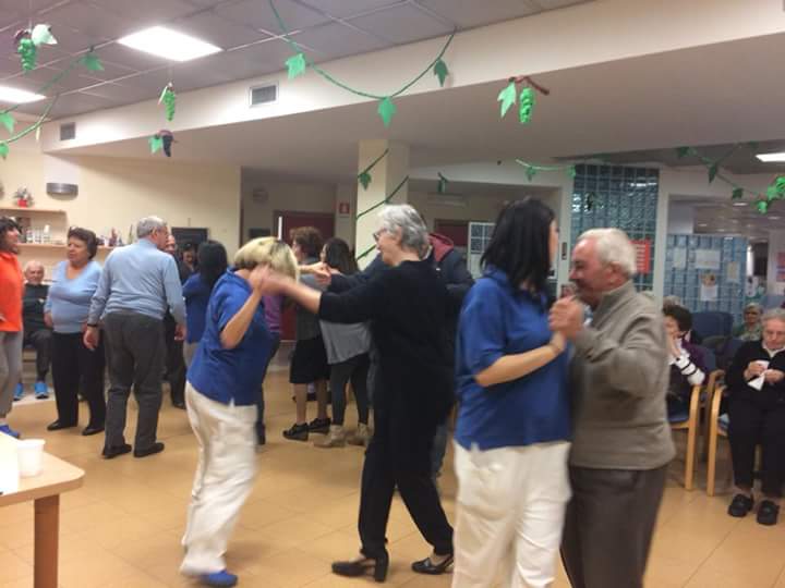 Un'immagine che ritrae corpo umano, comunità, evento, divertimento e divertimento.