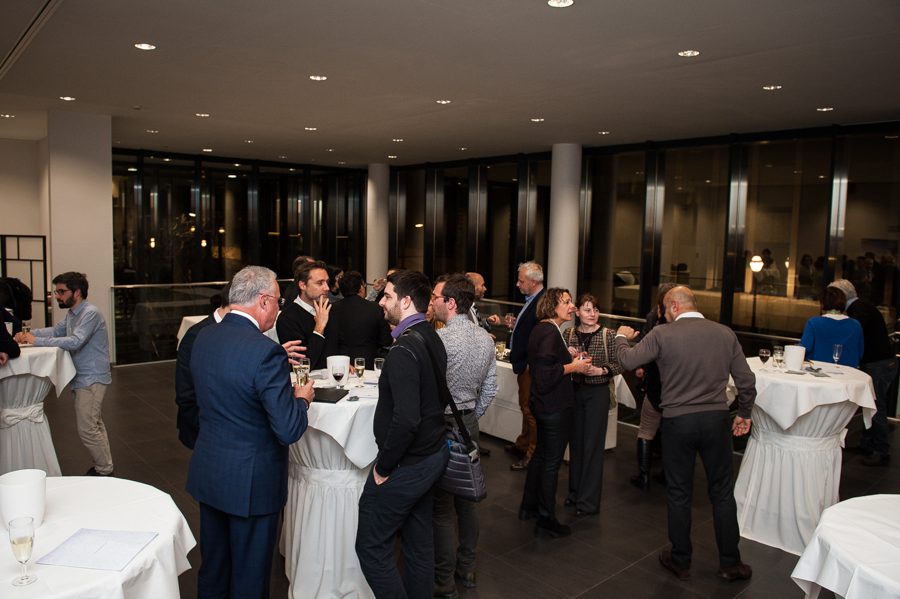 Un'immagine che ritrae mobilia, evento, abbigliamento formale, sedia e tovaglia.