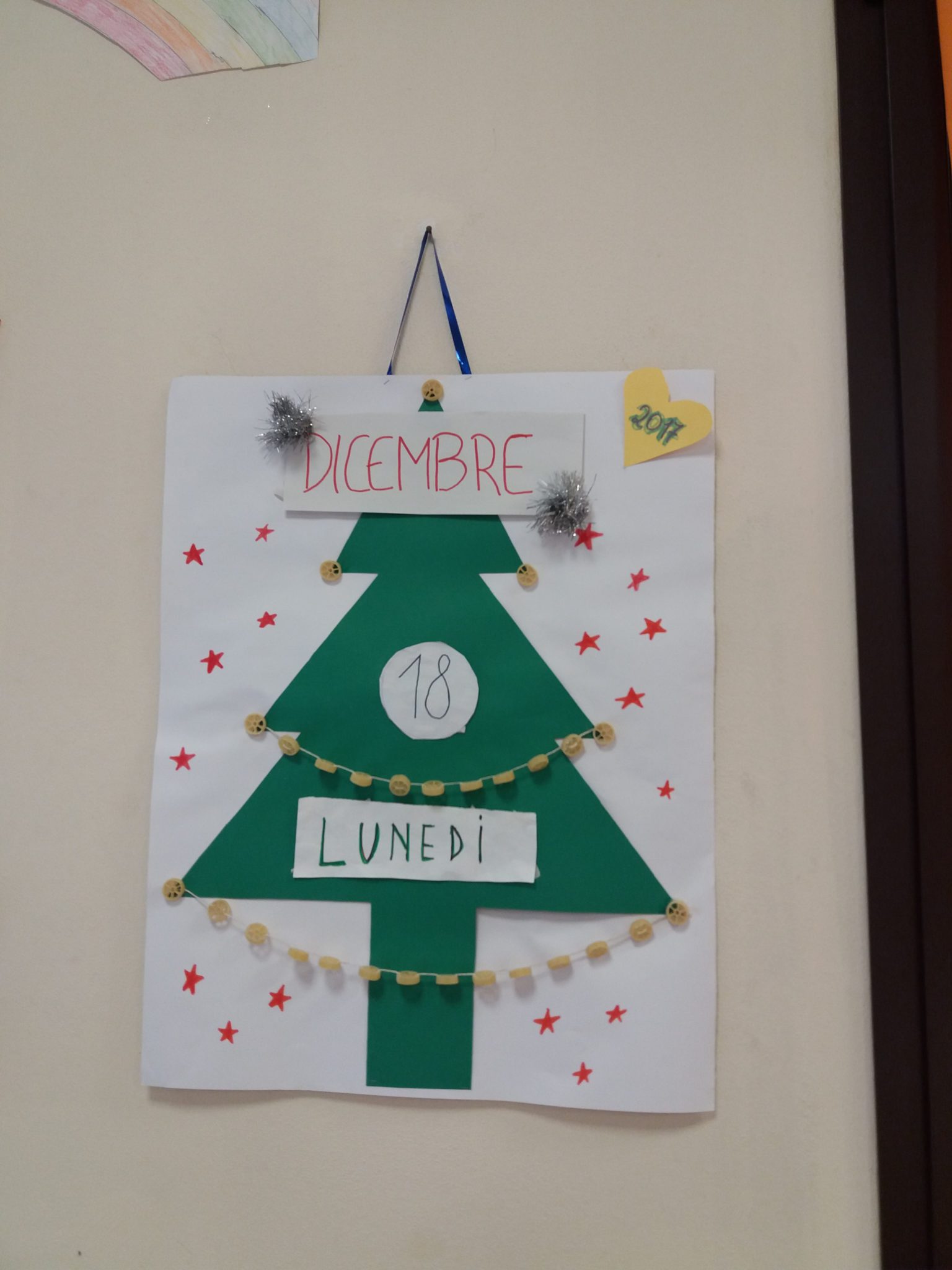 Un'immagine che ritrae carta, prodotto di carta, decorazione natalizia, giorno di natale e arti creative.