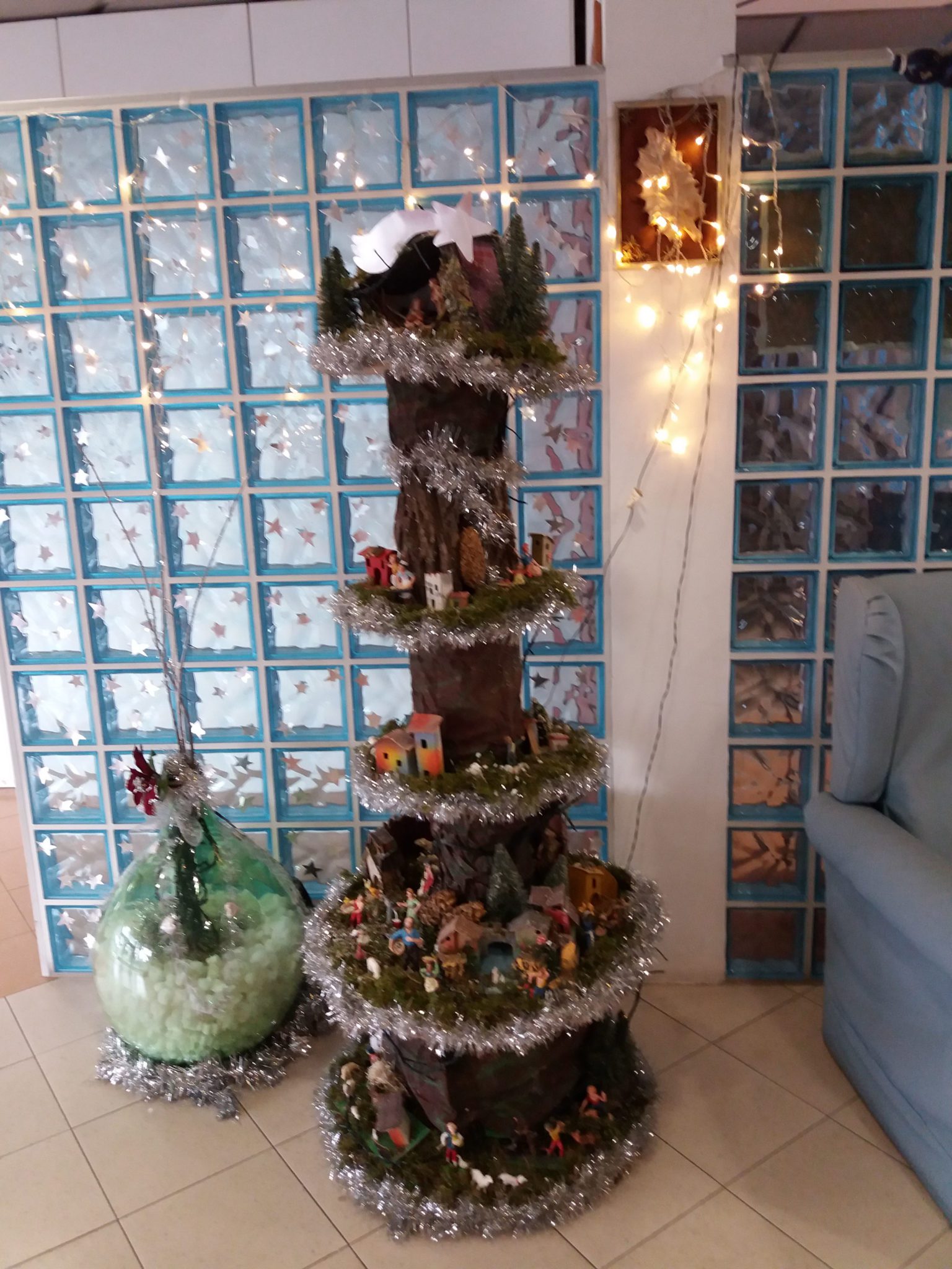 Un'immagine che ritrae decorazione natalizia, giorno di natale, illuminazione, albero di natale e ornamento.