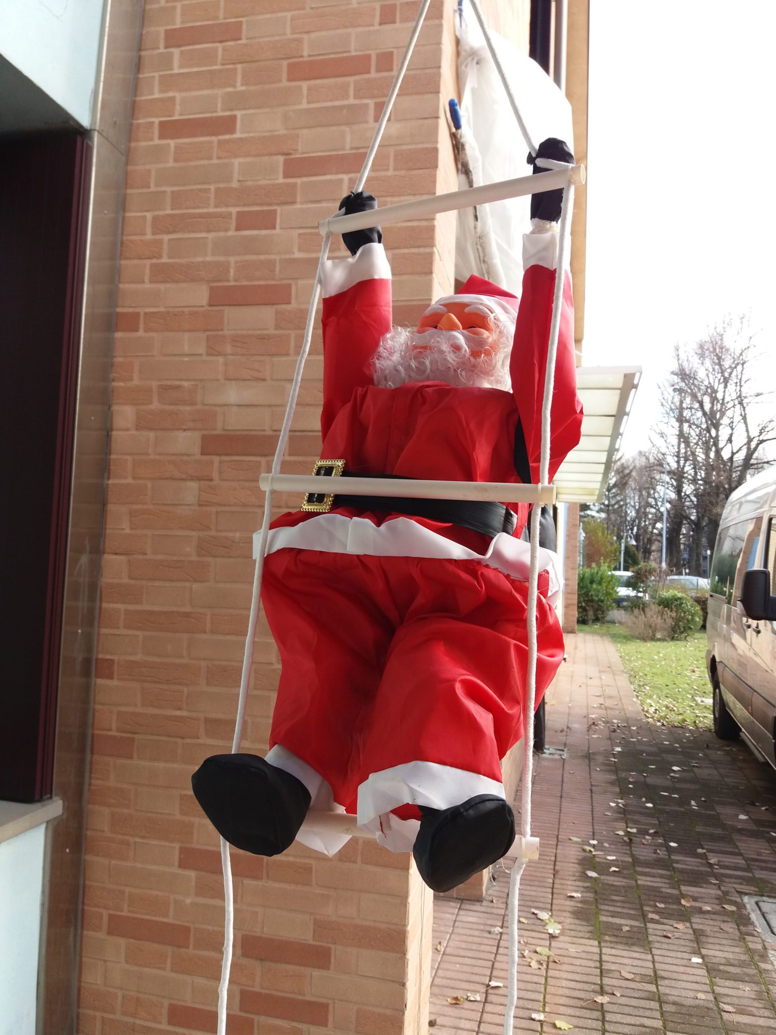 Un'immagine che ritrae babbo natale, scala, oscillazione, vigilia di natale e giorno di natale.