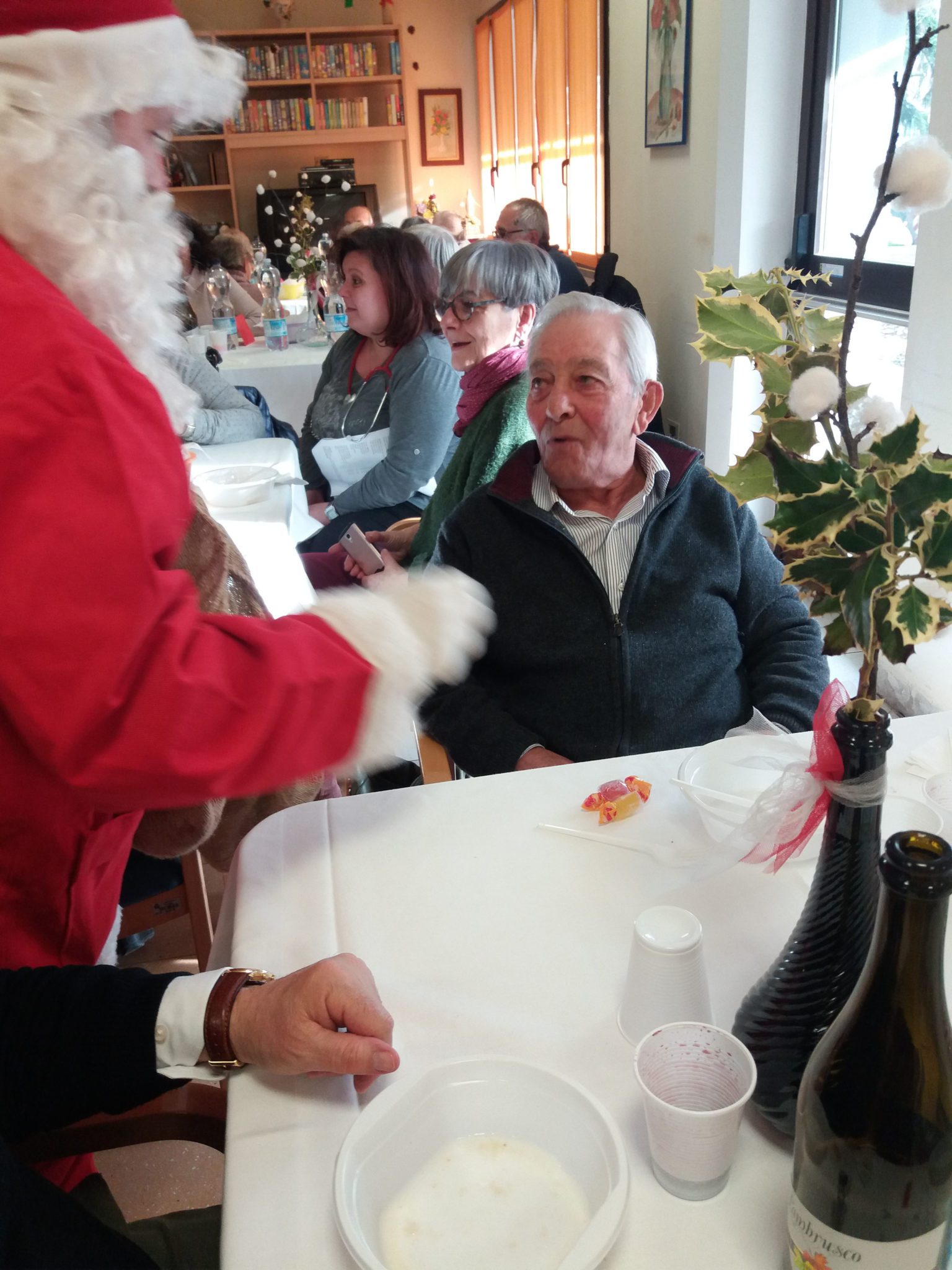 Un'immagine che ritrae capispalla, stoviglie, giacca, mobilia e giorno di natale.