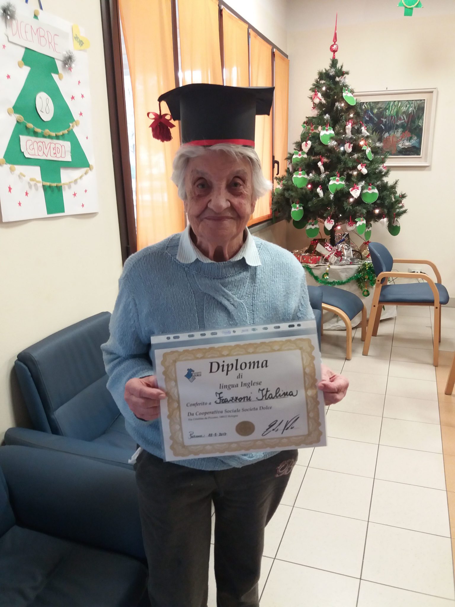 Un'immagine che ritrae sorriso, studioso, cornice, premio e cappello accademico quadrato.