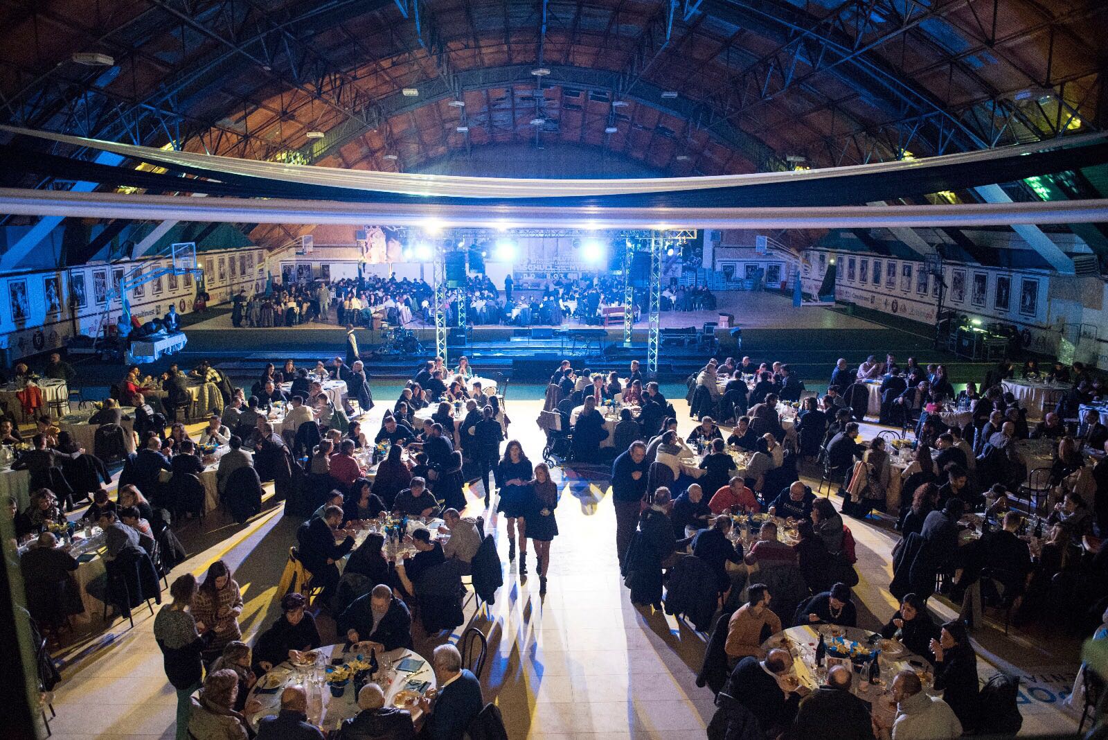 Un'immagine che ritrae soffitto, sala, evento, illuminazione e pavimentazione.