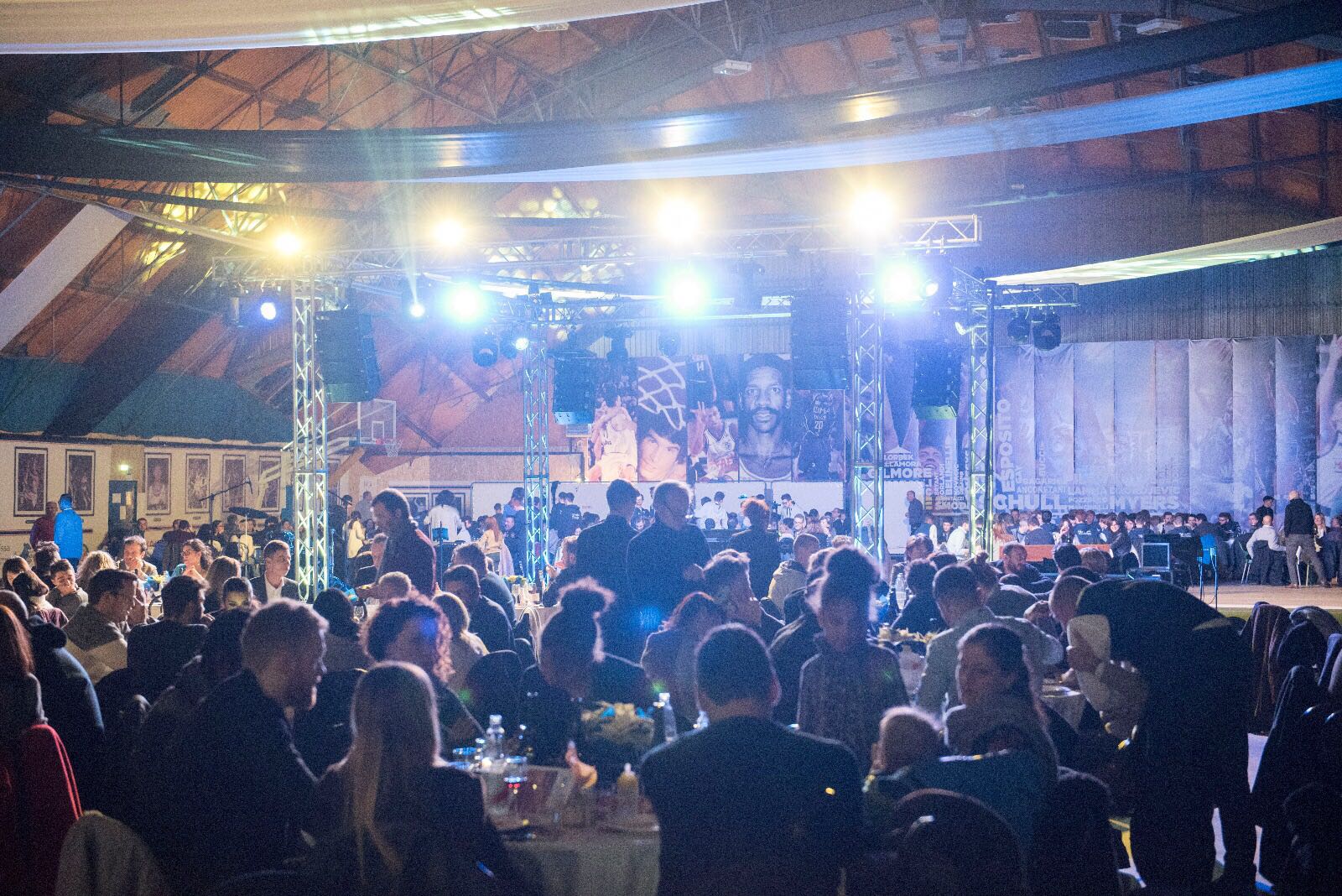 Un'immagine che ritrae evento, folla, divertimento, illuminazione e soffitto.