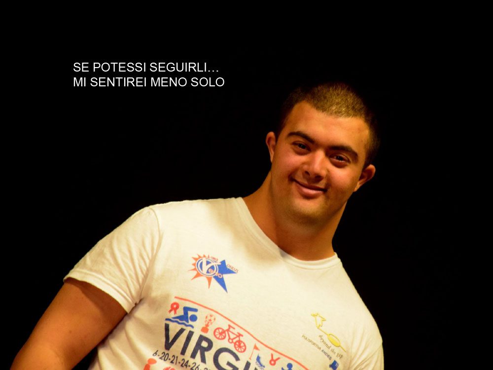 Un'immagine che ritrae spalla, espressione facciale, maglietta attiva, sorriso e muscolo.