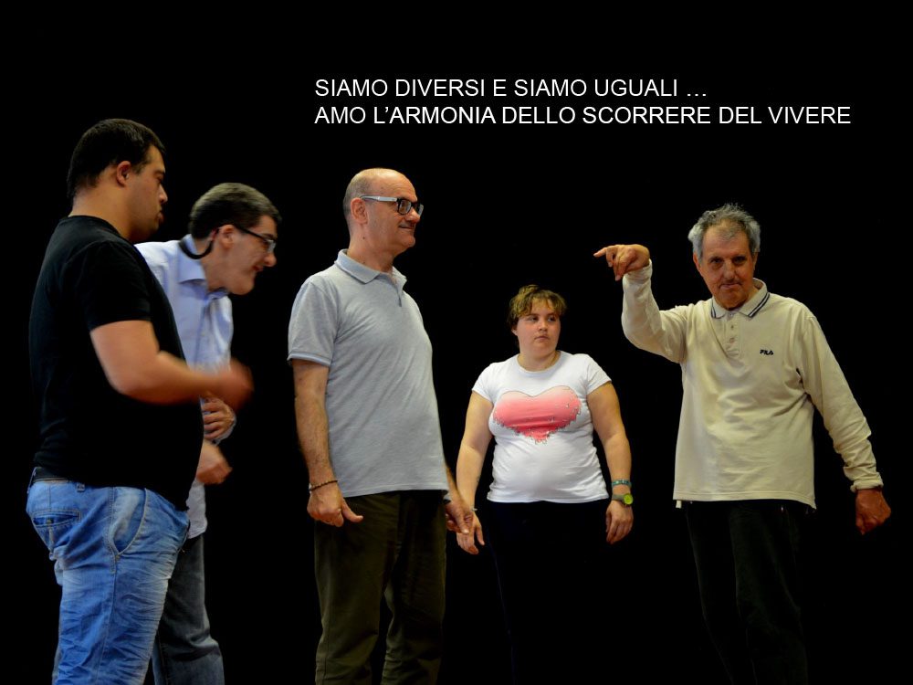 Un'immagine che ritrae gesto, denim, maglietta attiva, arti performative e collaborazione.