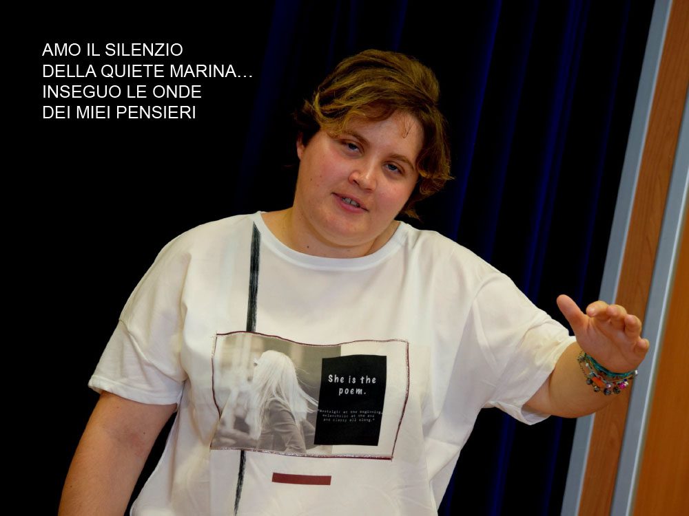 Un'immagine che ritrae maglietta attiva e gesto.