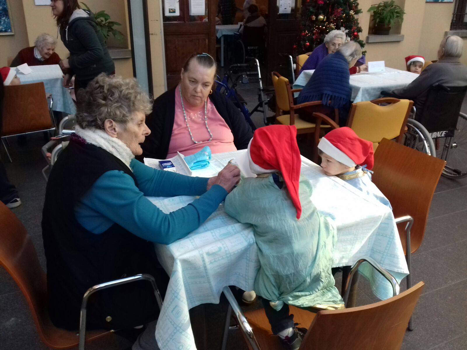 Un'immagine che ritrae mobilia, comunità, sedia, giacca e seduta.