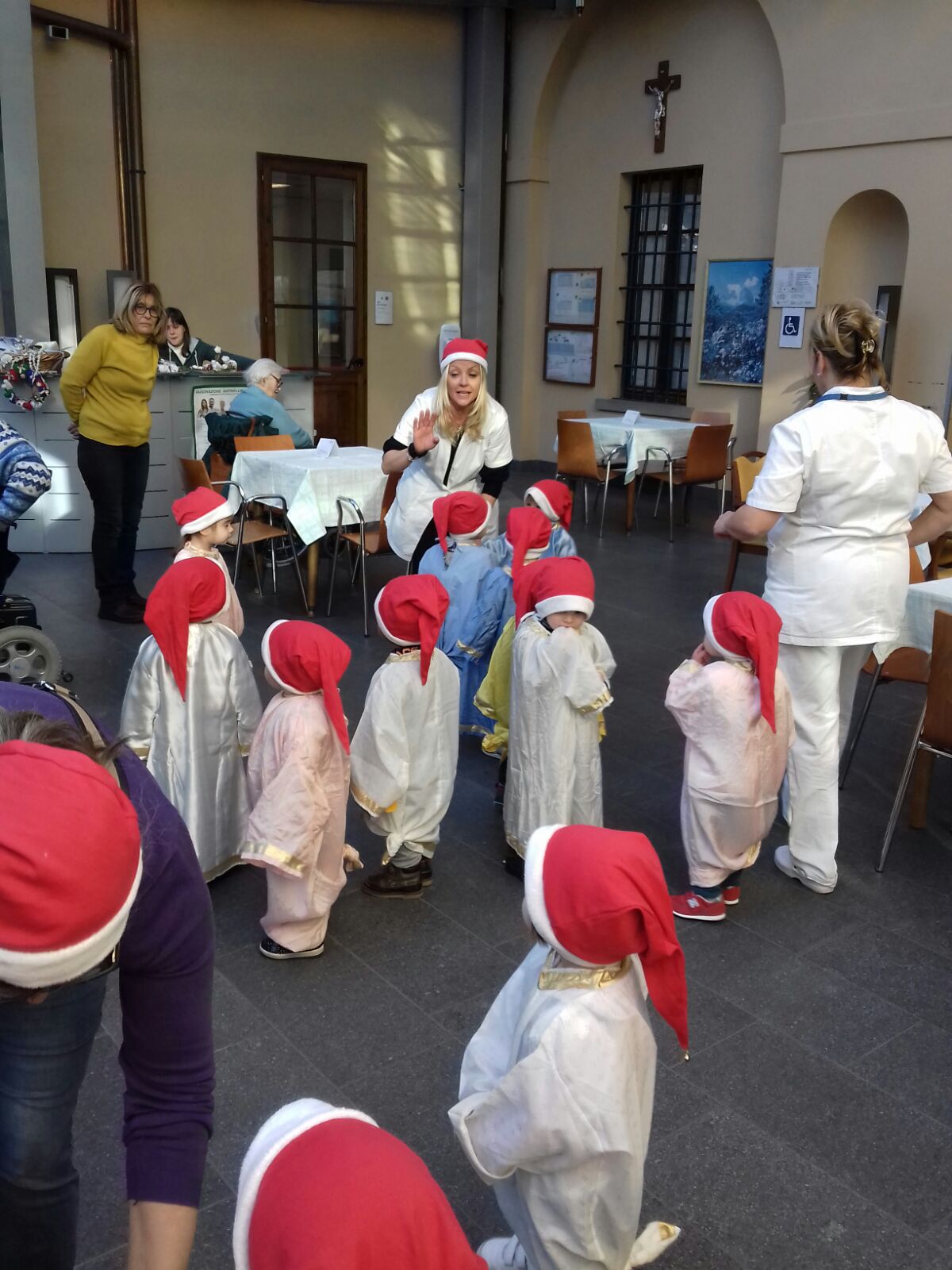 Un'immagine che ritrae copricapo, cappello, tradizione, costume e bambino.