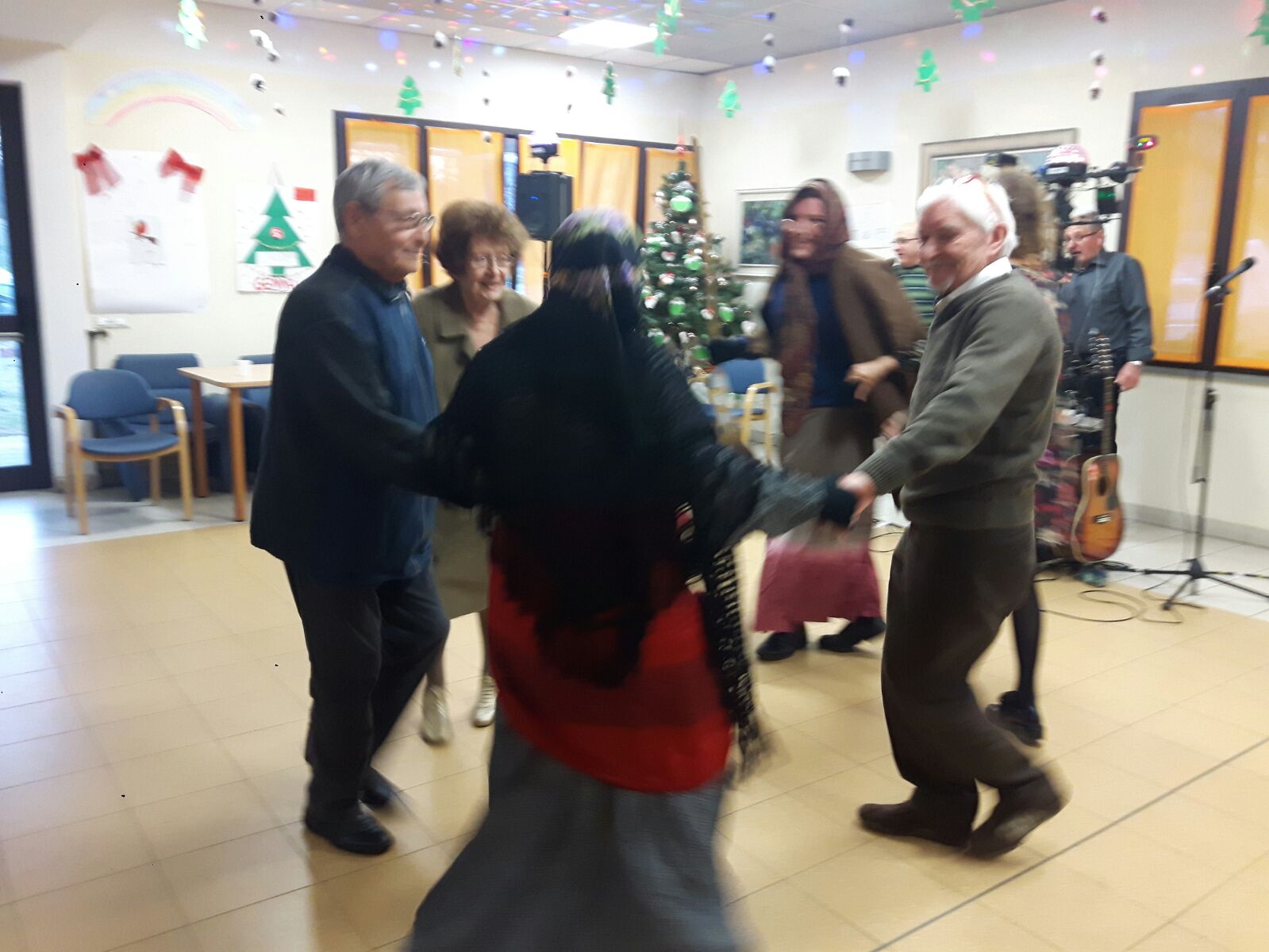 Un'immagine che ritrae pantaloni, scarpa, pavimentazione, evento e comunità.