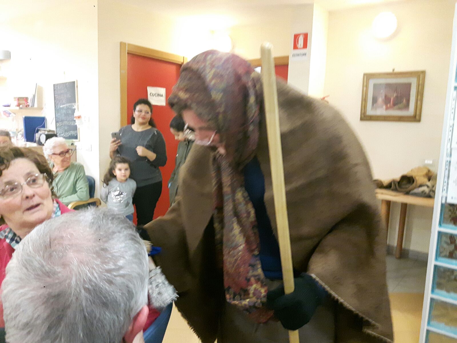 Un'immagine che ritrae capispalla, giacca, pelliccia, abbigliamento in pelliccia e stivale.