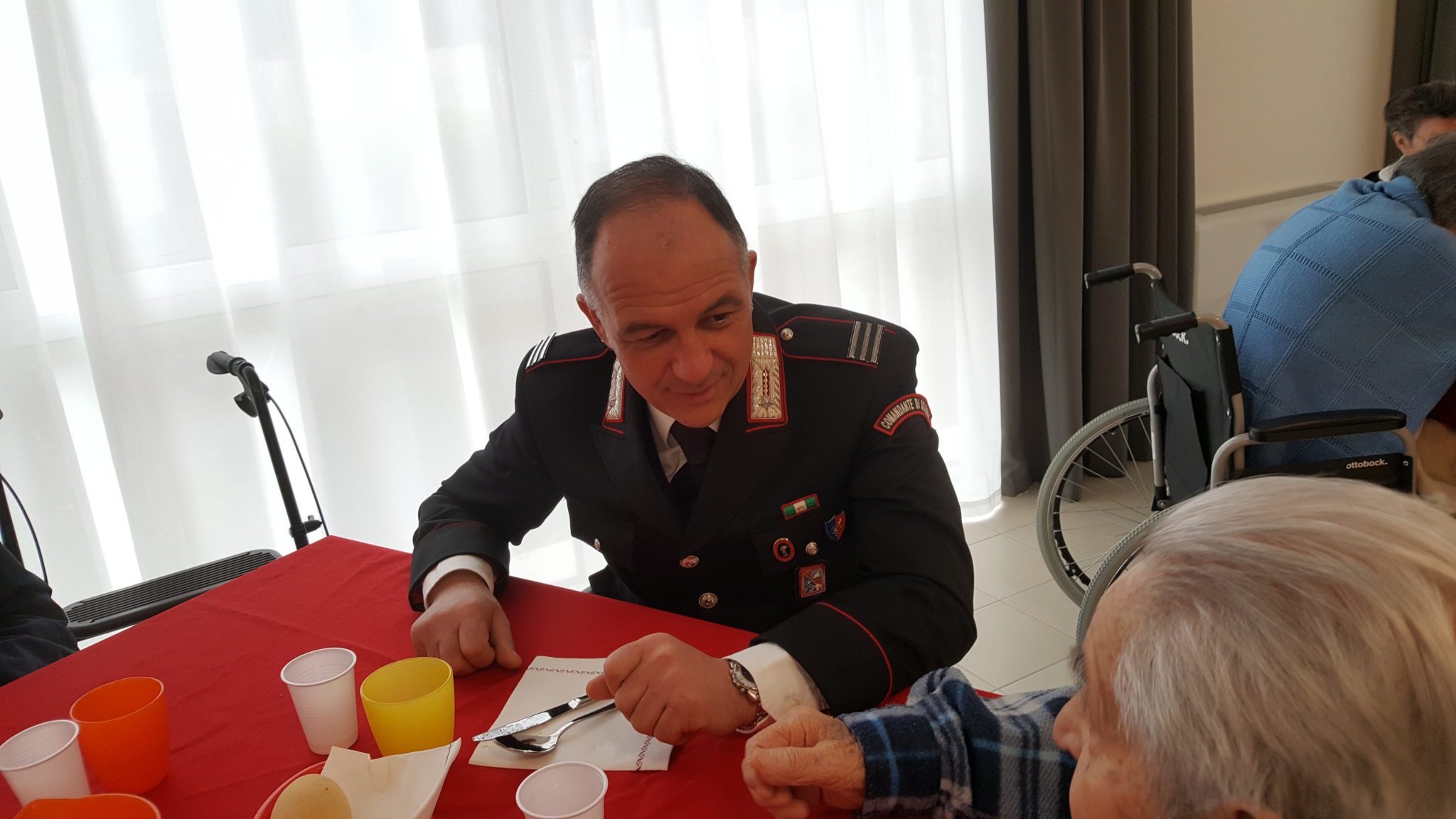 Un'immagine che ritrae mobilia, cappotto, sedia, militare e blazer.