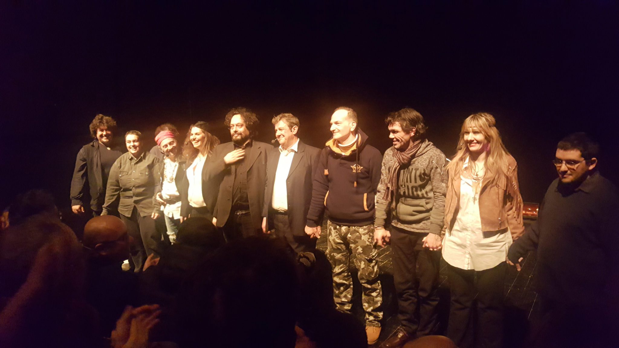 Un'immagine che ritrae capispalla, pantaloni, gruppo sociale, giacca e cappotto.