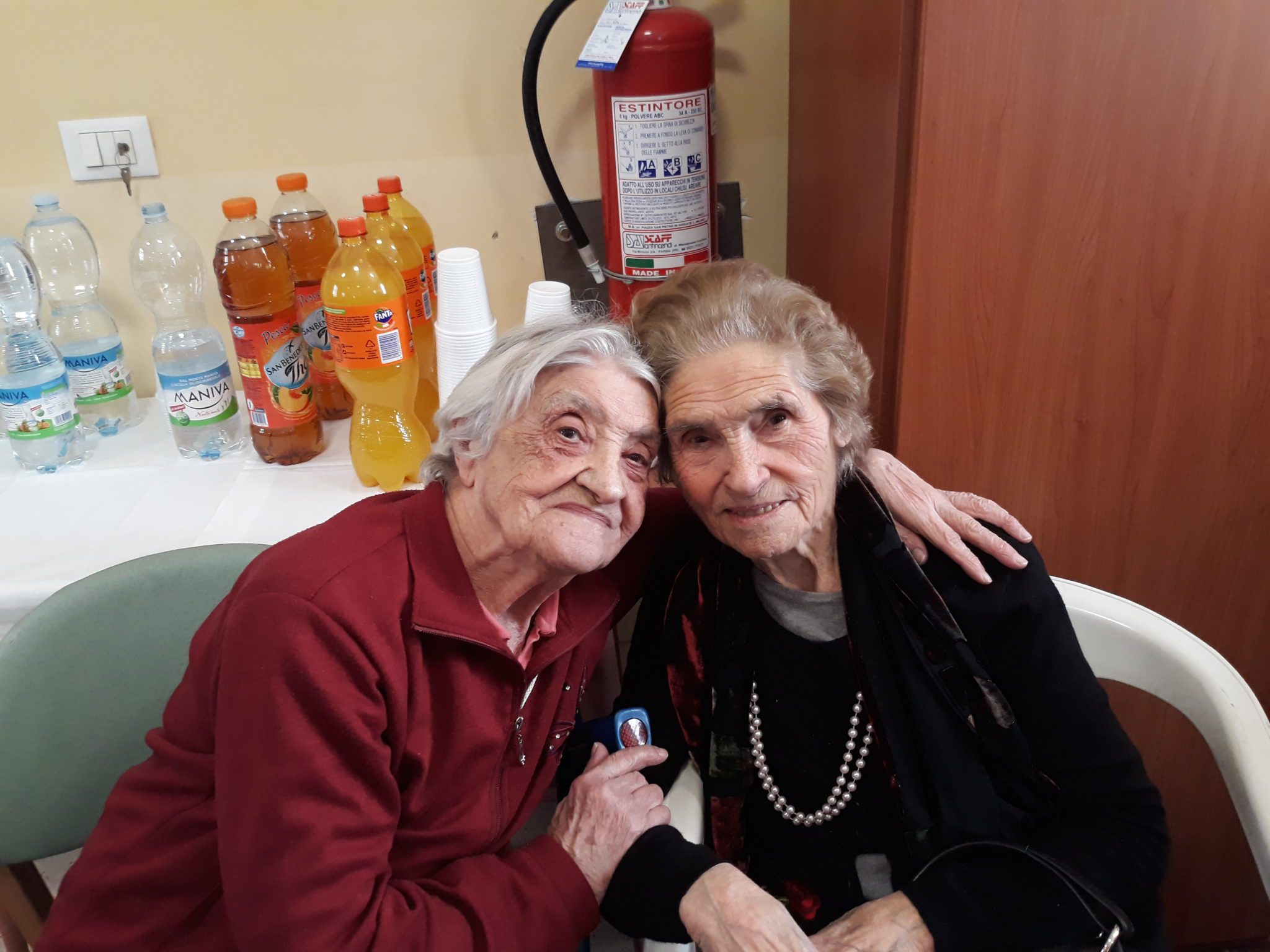 Un'immagine che ritrae sorriso, grinza, comfort, sedia e nonno.