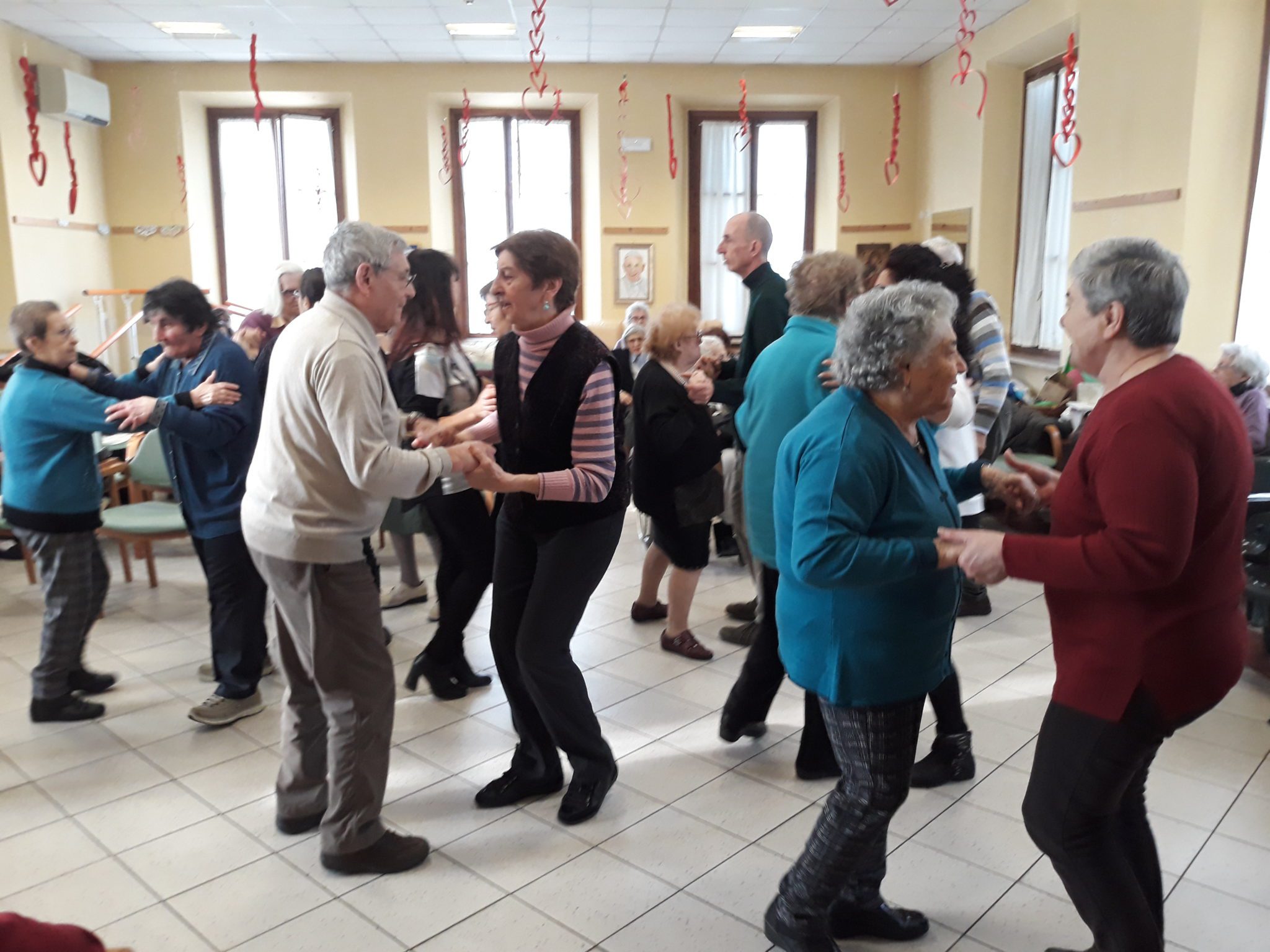 Un'immagine che ritrae pantaloni, comunità, evento, jeans e cappotto.