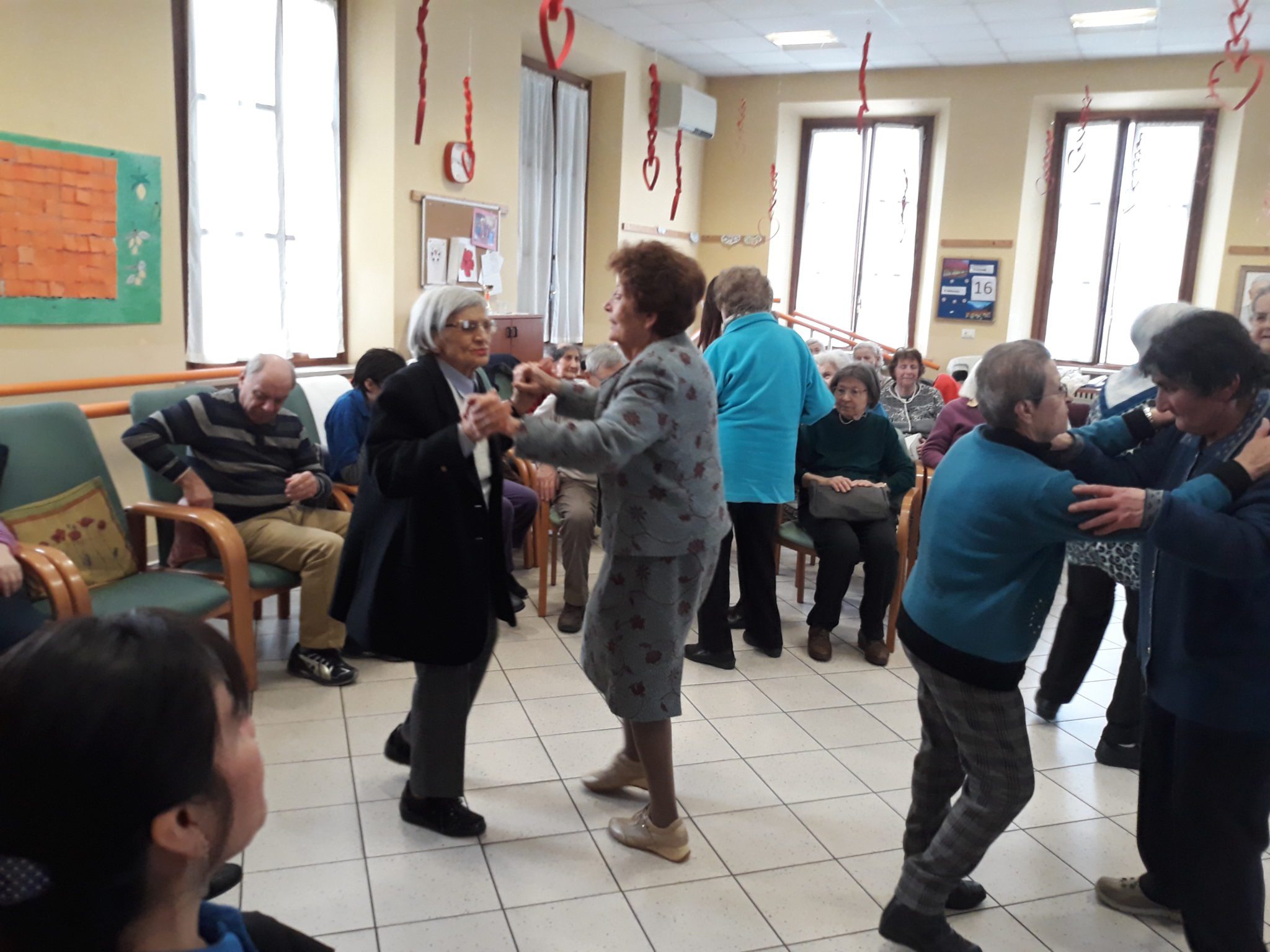 Un'immagine che ritrae pantaloni, comunità, jeans, sedia e conversazione.