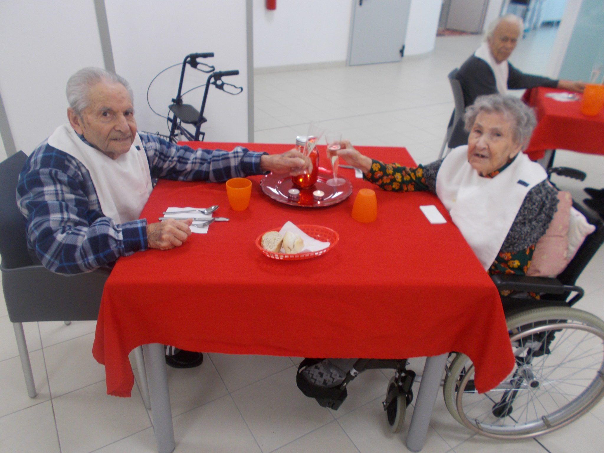 Un'immagine che ritrae sedia a rotelle, mobilia, sedia, tavolo e seduta.