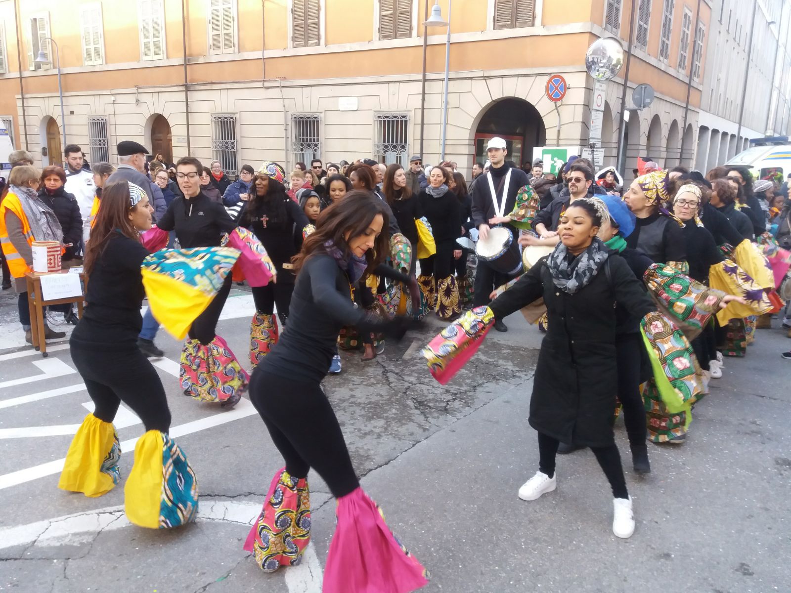 Un'immagine che ritrae calzature, scarpa, evento, pedonale e folla.