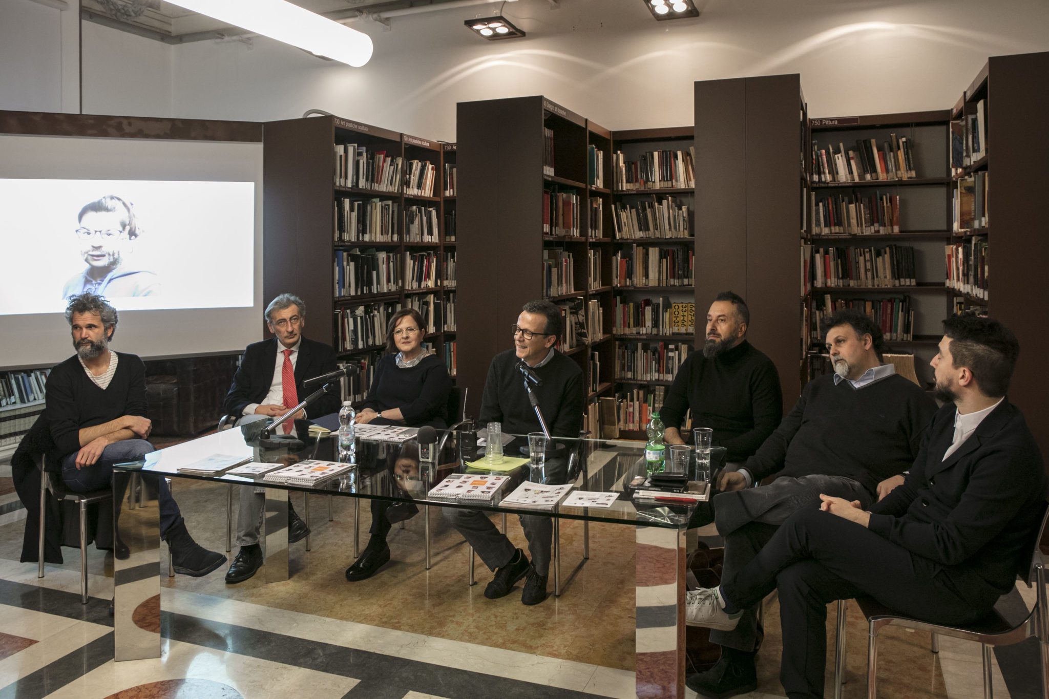 Un'immagine che ritrae libreria, mobilia, mensola, scaffalature e pantaloni.