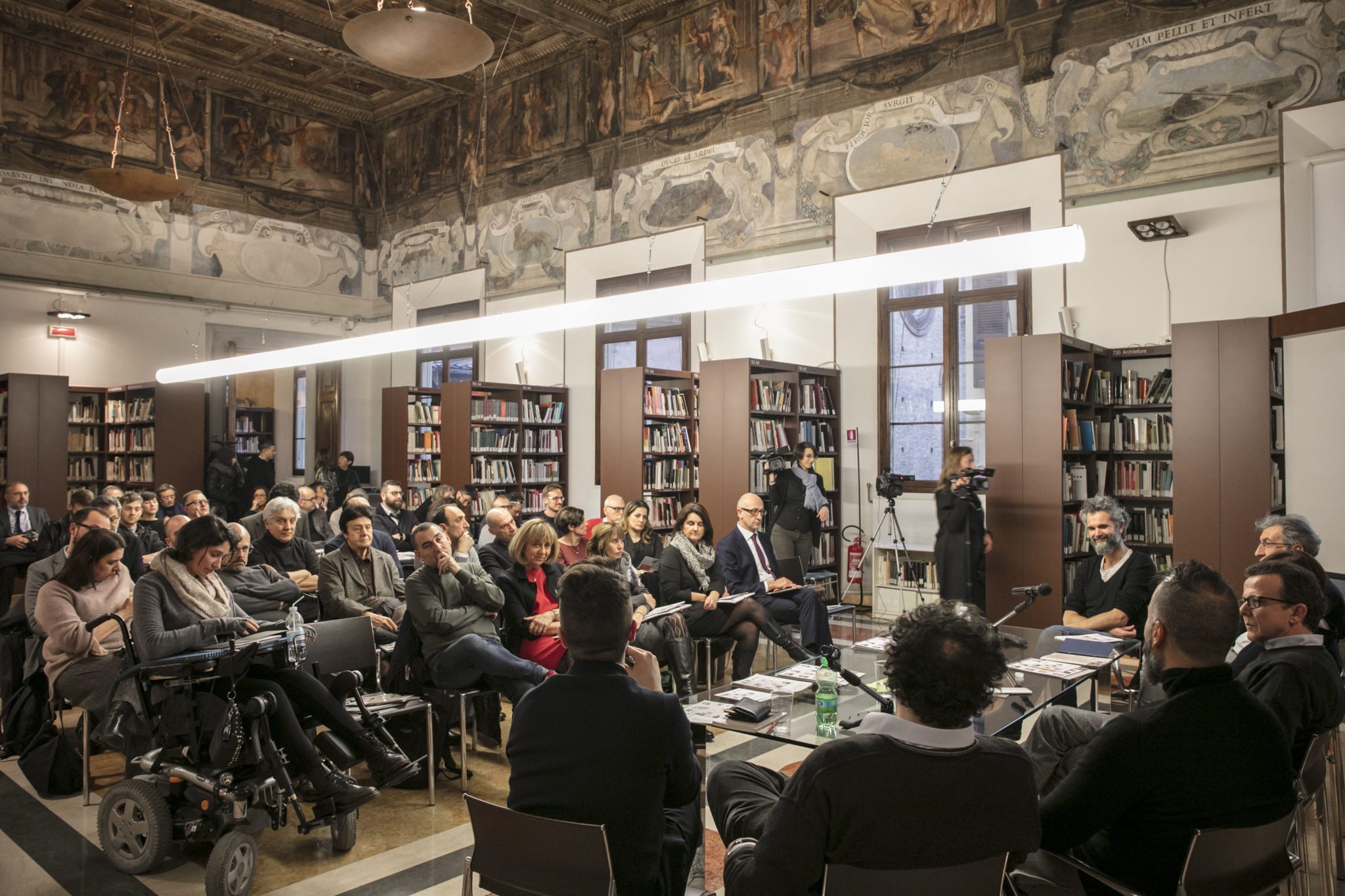 Un'immagine che ritrae mobilia, libreria, scaffalature, sedia e mensola.