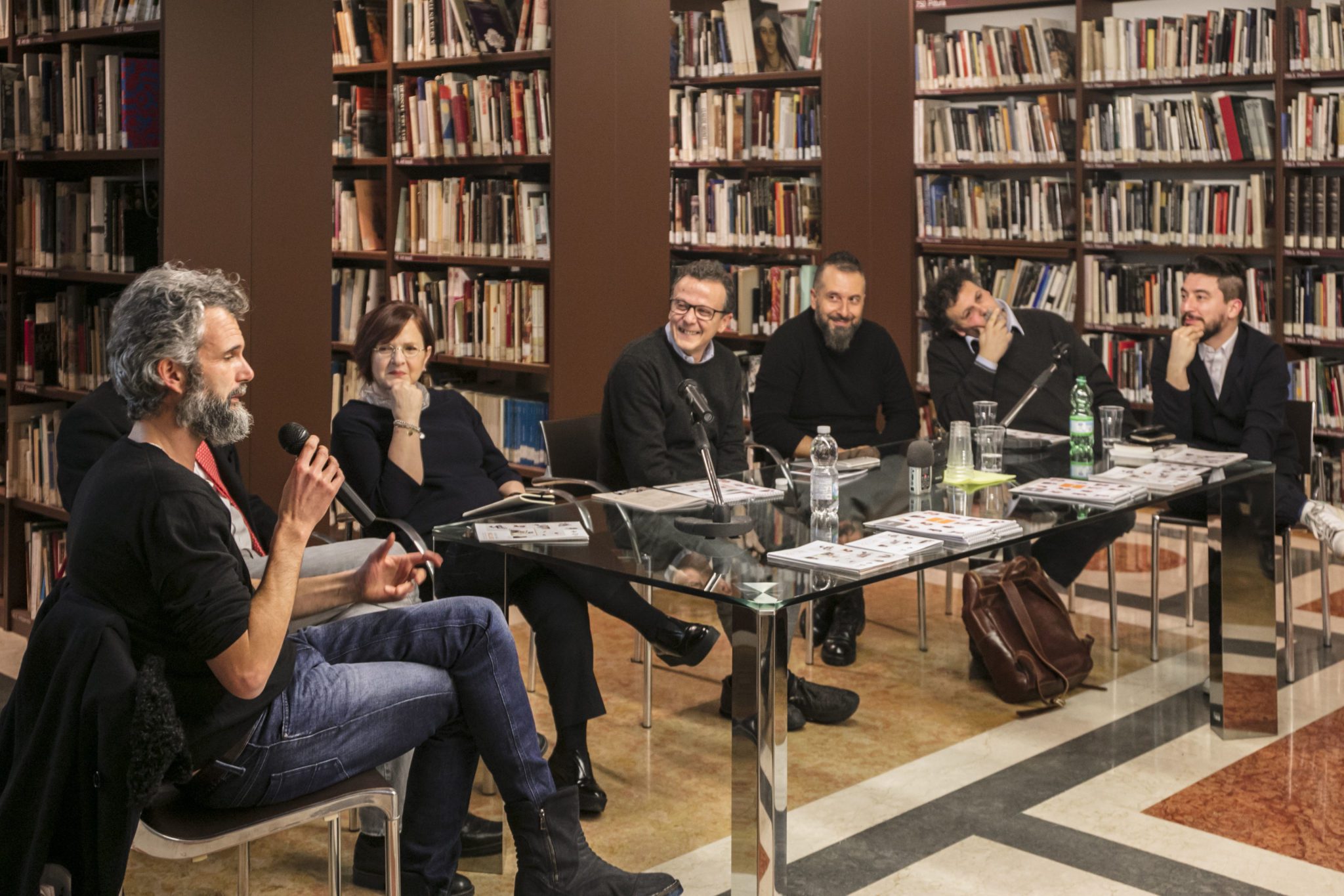 Un'immagine che ritrae libreria, mensola, mobilia, scaffalature e libro.