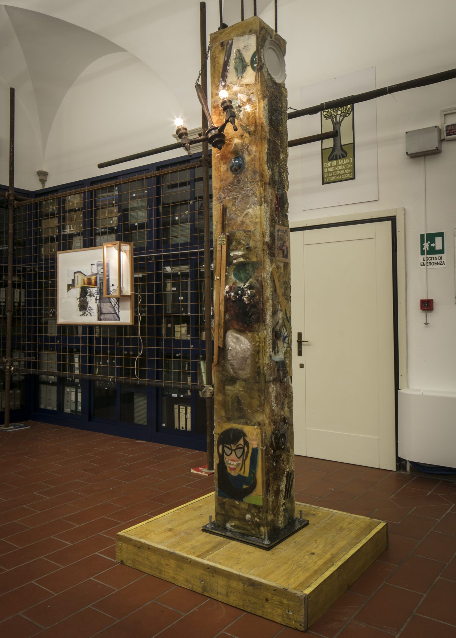 Un'immagine che ritrae pavimentazione, illuminazione, pavimento, ferro e mostra.